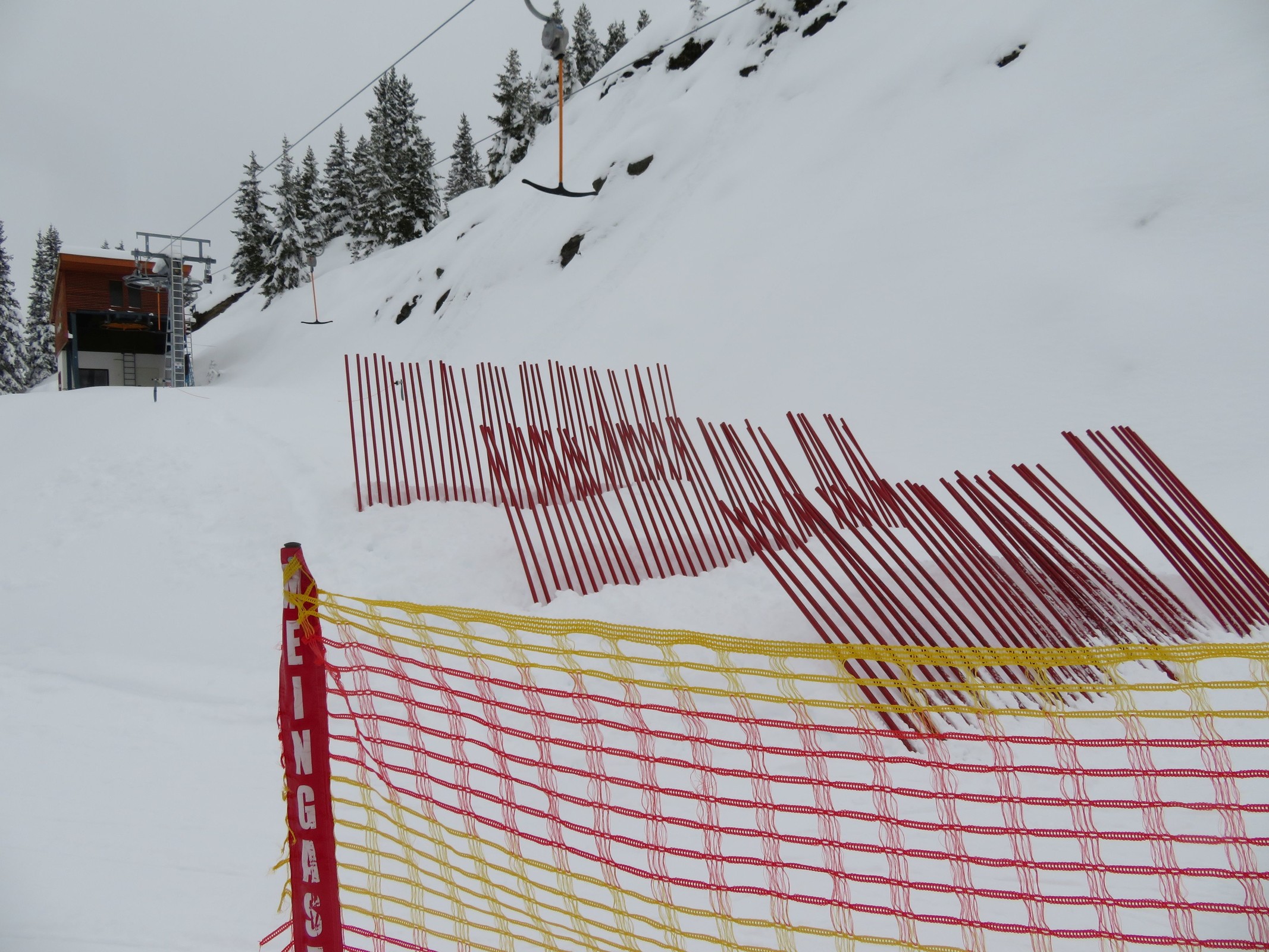 Umkehrscheibe - diese befindet sich jetzt außerhalb des ehemaligen Bergstationsgebäudes. Die alte Bergstation wurde noch nicht abgerissen und auch wurde nur das Seil aus dieser entfernt.