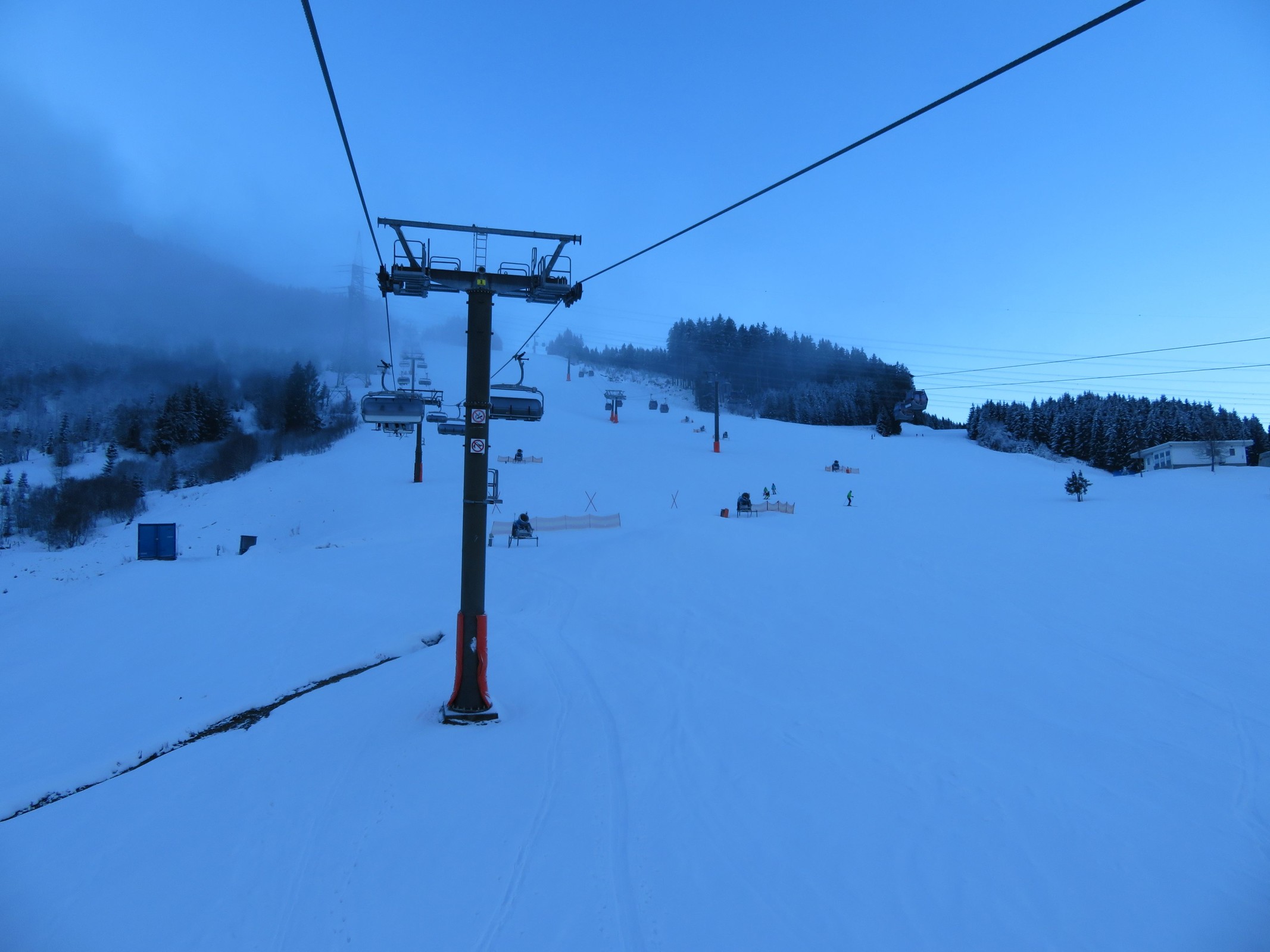 09.18 Uhr: In der Almbahn Kaprun, rechts davon das Ende des Schermer Steilhangs (Nr. 30) und MK Maiskogelbahn