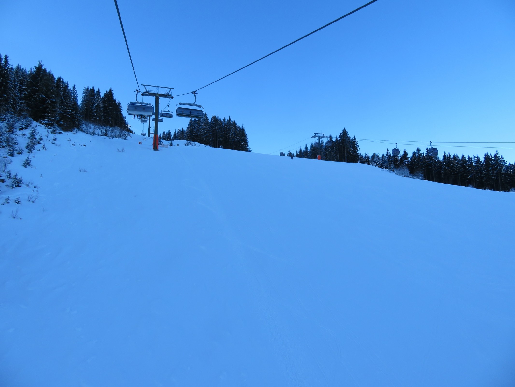 09.20 Uhr: In der Almbahn Kaprun, rechts davon das Ende des Schermer Steilhangs (Nr. 30) und MK Maiskogelbahn - weiter oben
