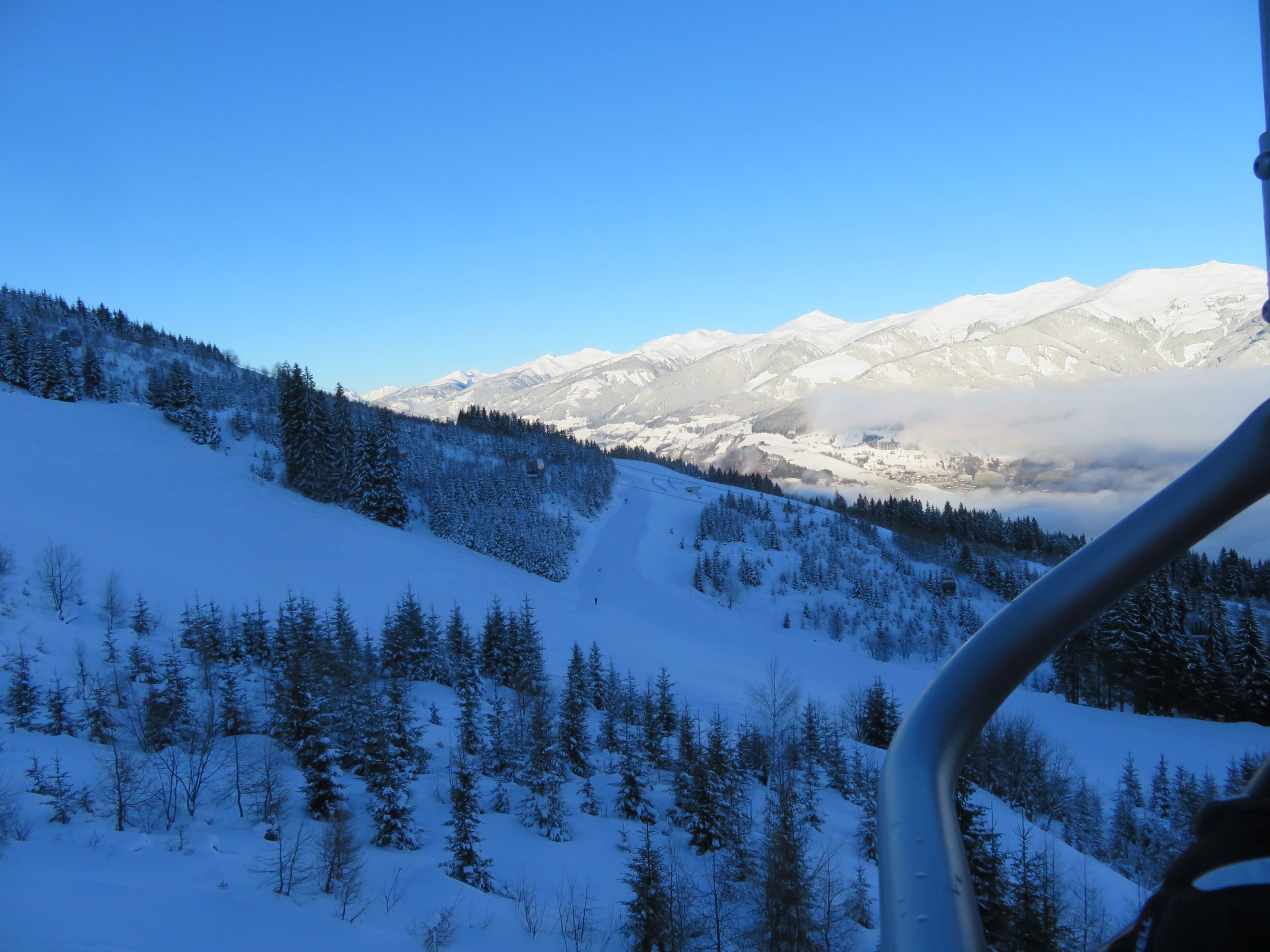 09.23 Uhr: Seitenblicke aus der Almbahn Kaprun in Richtung Niedernsill / Mittersill