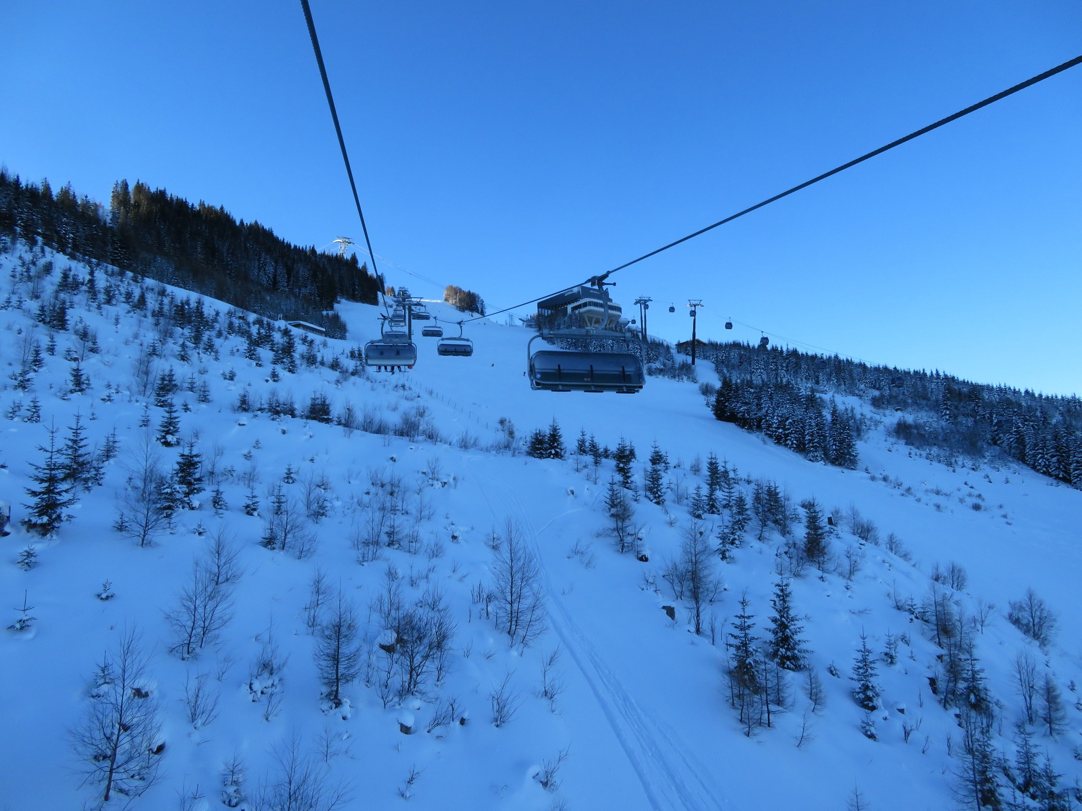 09.23 Uhr: In der Almbahn Kaprun, rechts die MK Maiskogelbahn, im Hintergrund die 3K K-onnection