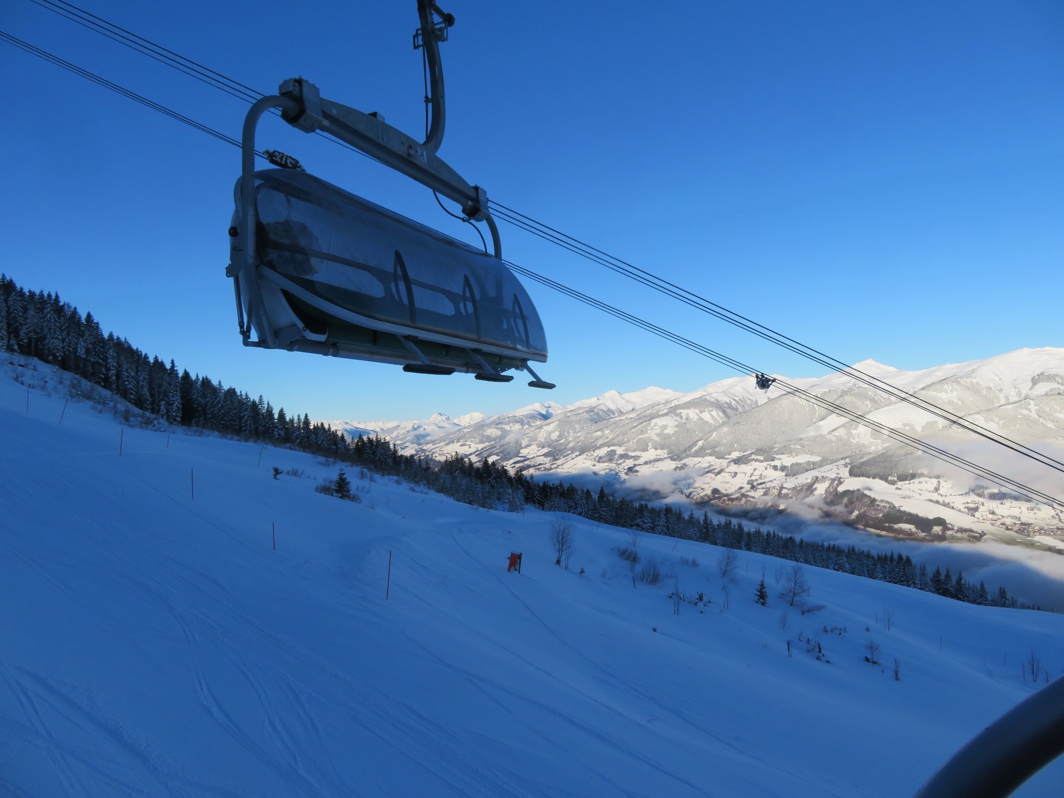 09.25 Uhr: Seitenblicke aus der Almbahn Kaprun in Richtung Niedernsill / Mittersill - weiter oben