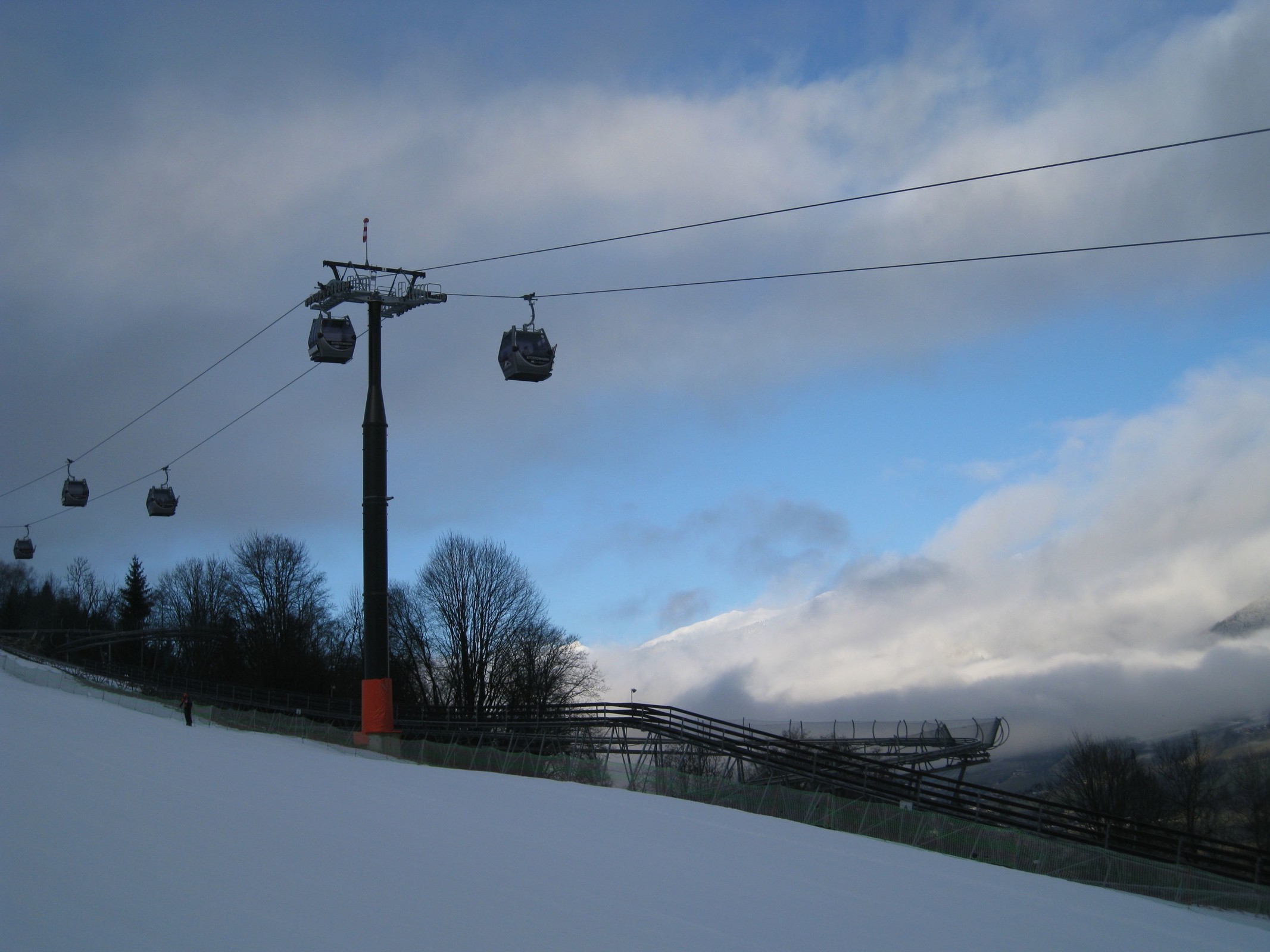 09.45 Uhr: MK Maiskogelbahn, im Hintergrund die verschneiten Berghänge auf der anderen Talseite