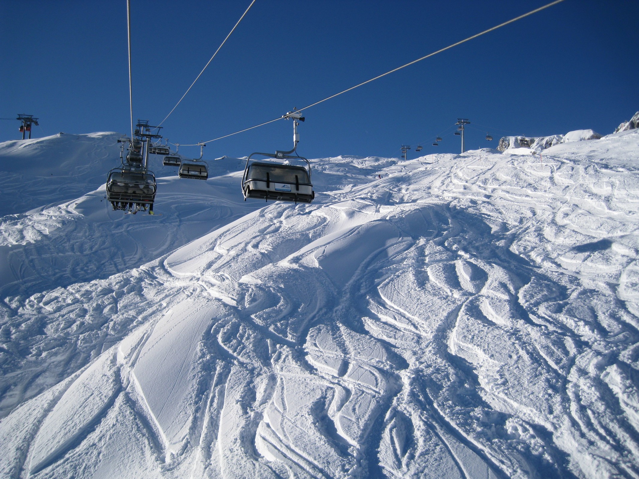 10.31 Uhr: In der Langwiedbahn, links Gletscherjet 2, rechts Kristallbahn - mit dem Neuschnee sieht es einfach fantastisch aus!