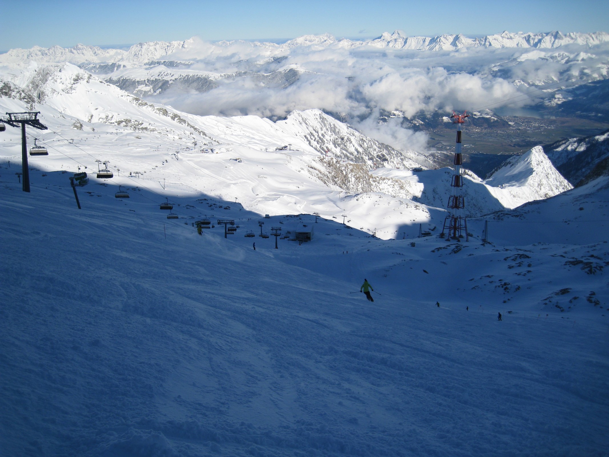 11.18 Uhr: Rote Schmiedingerpiste 1 (Nr. 3a), links die Schmiedingerbahn. Die Abfahrt ist meiner Meinung nach aber eher schwarz als rot. Vor allem, wenn man sie mit einigen schwarzen Pisten auf der Schmittenhöhe vergleicht.