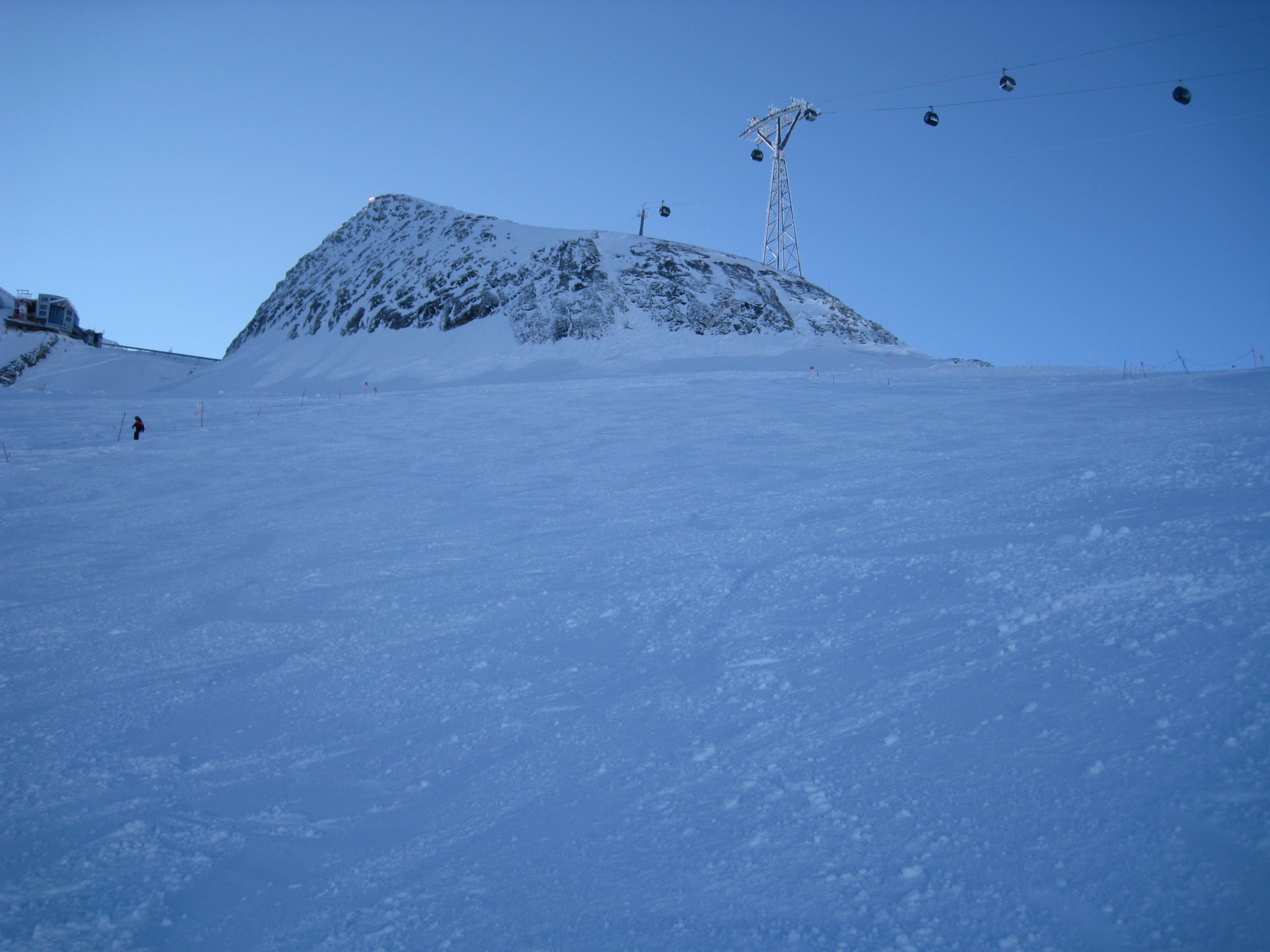 11.19 Uhr: Gleiche Piste, Blick nach oben mit Gletscherjet 4 und ganz links die Bergstation der Gipfelbahn