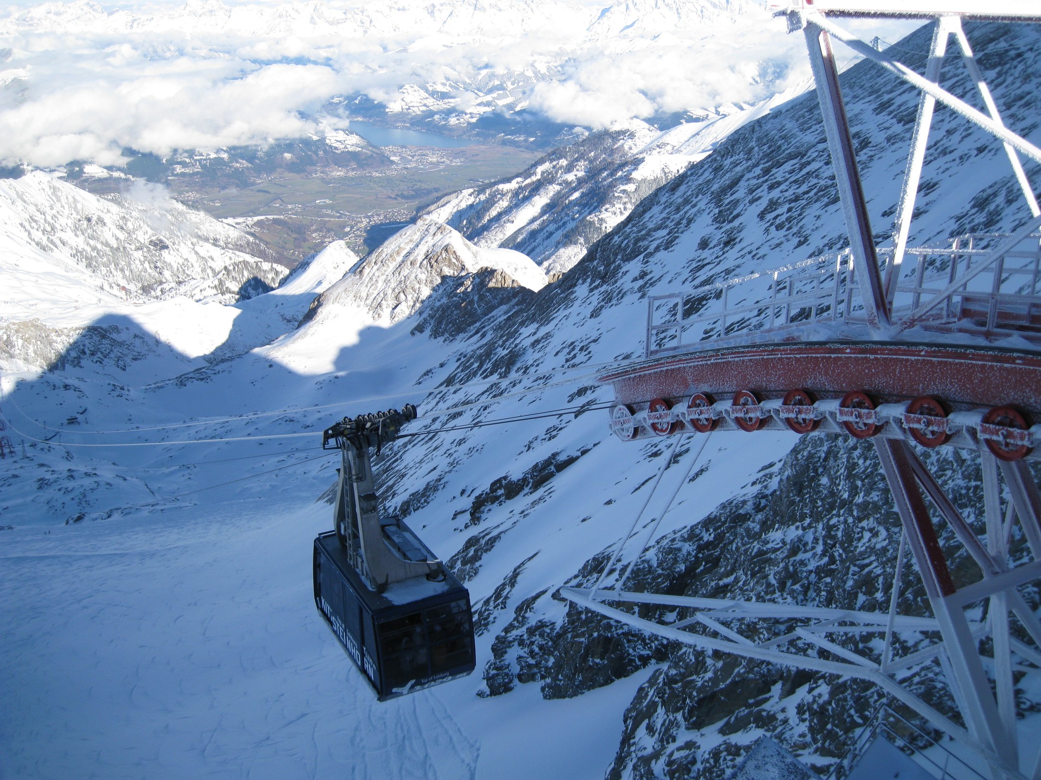 13.03 Uhr: Bergstation der Gipfelbahn (3.029 m), im Hintergrund das grüne Tal mit dem Zeller See