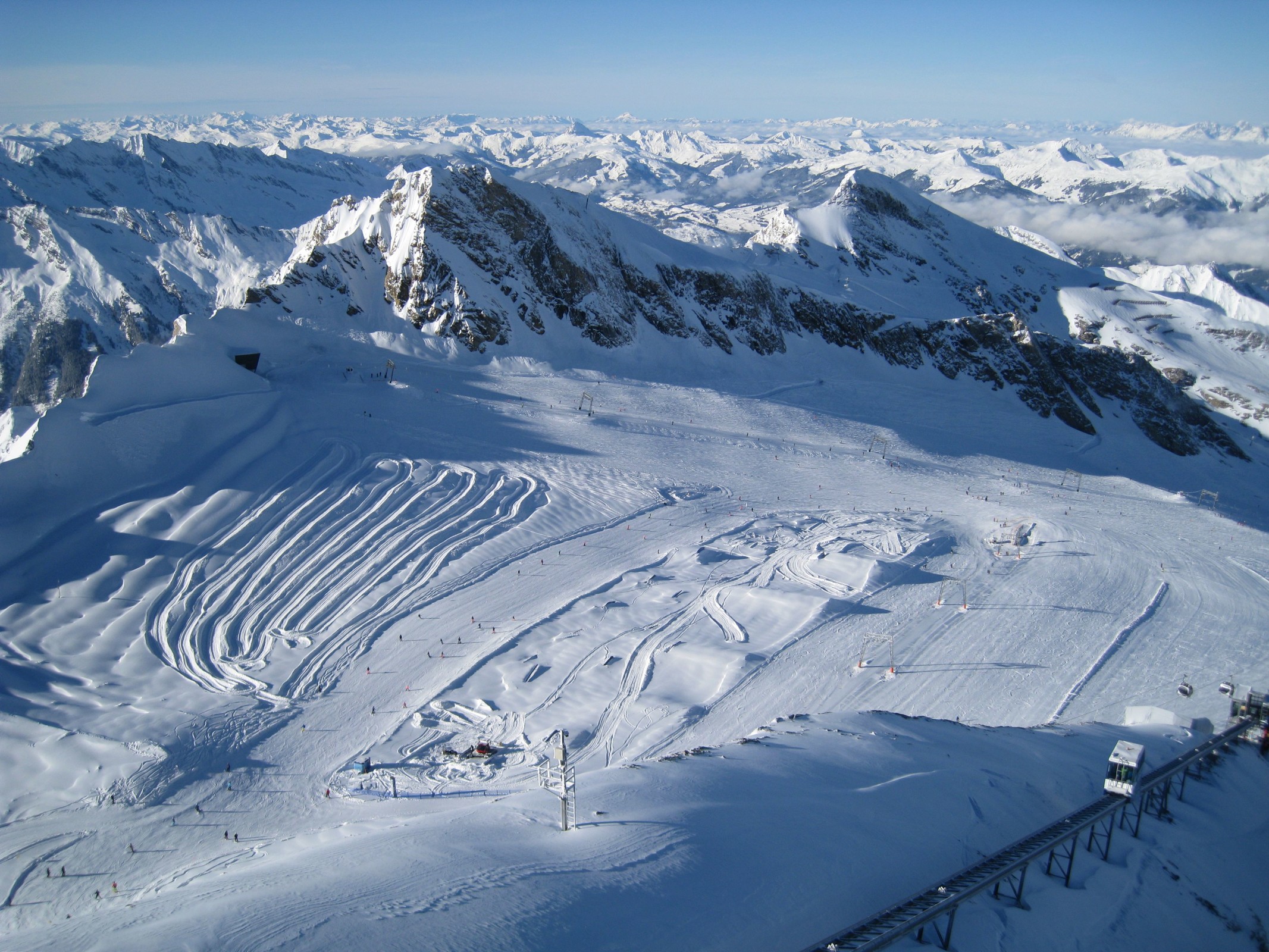 13.03 Uhr: Zu sehen ist die Höhenloipe, der Glacier Park und die Lifte in folgender Reihenfolge von hinten nach vorne: Kitzlifte, Maurergletscherlift, Gletschershuttle