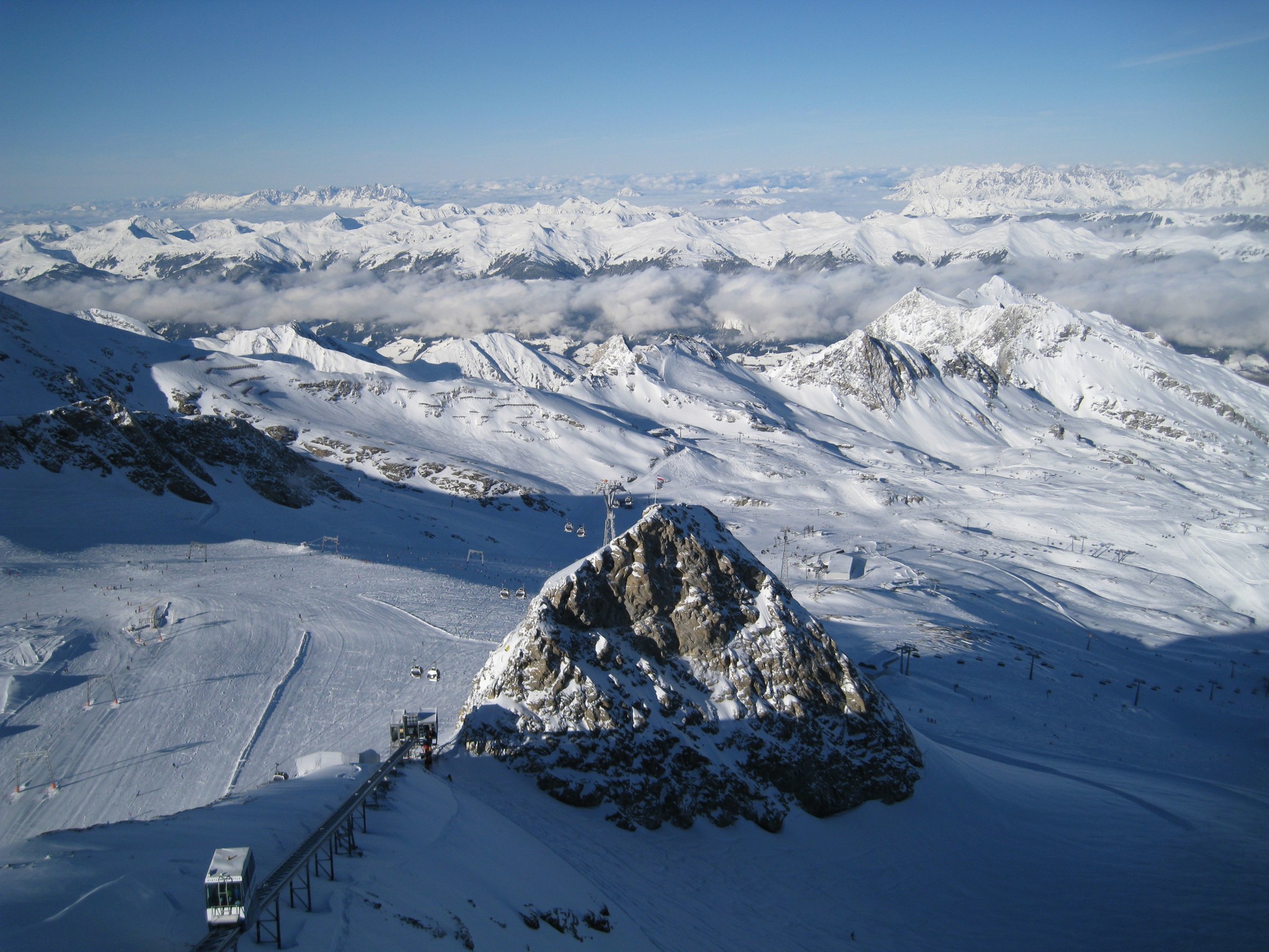 13.03 Uhr: Links &amp; Rechts die Gletscherhänge, im Vordergrund der Gletschershuttle
