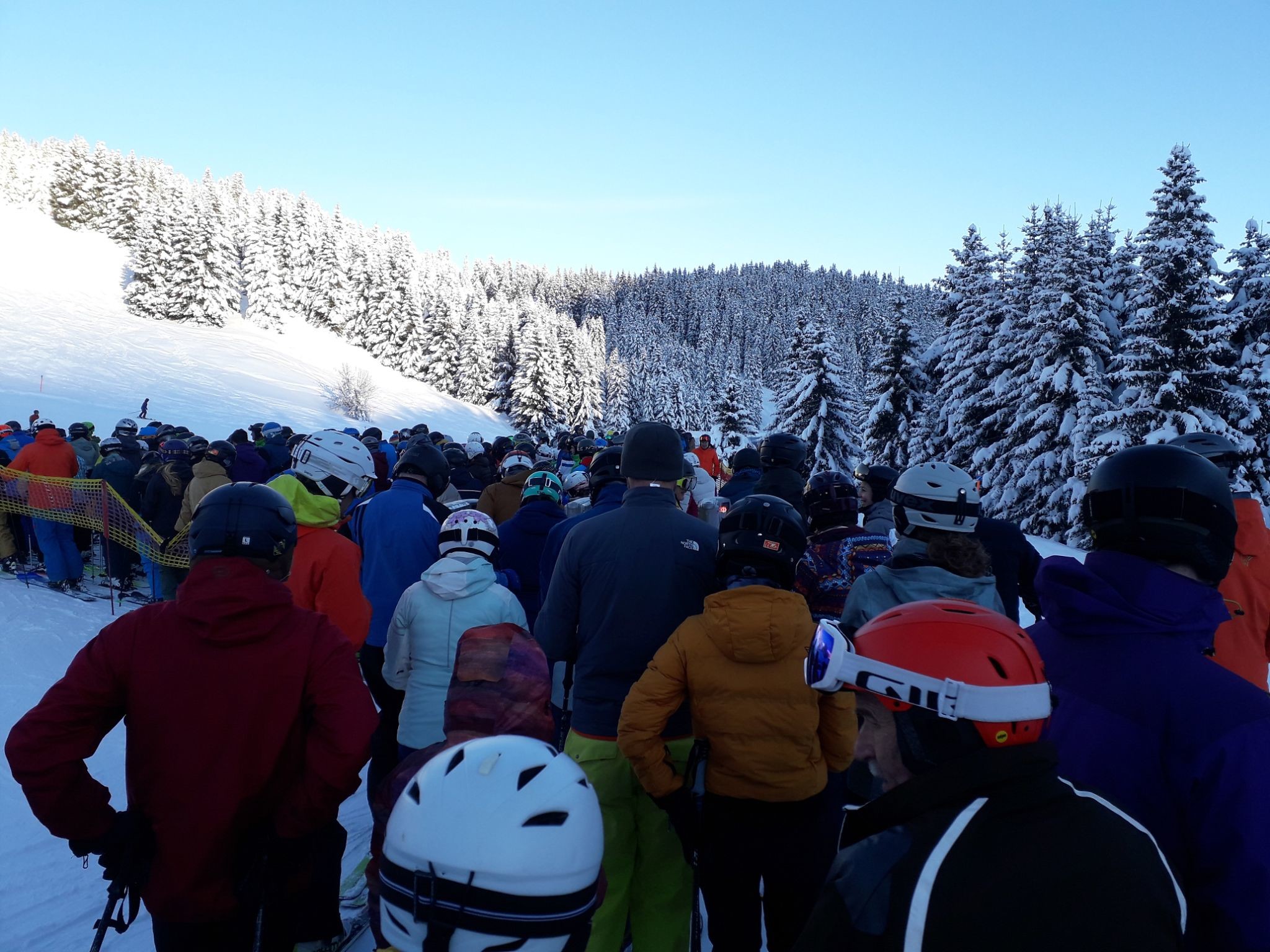 Nicht mehr traumhaft war die Menschenschlange beim Sessellift Stätzerhorn - um kurz nach 9 Uhr! Einmal gaben wir uns die etwa zehn Minuten dauernde Warterei.