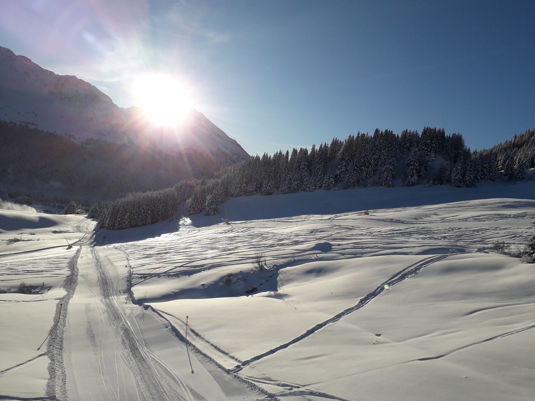 Hübsche Seitenblicke aus der Sesselbahn Stätzerhorn.