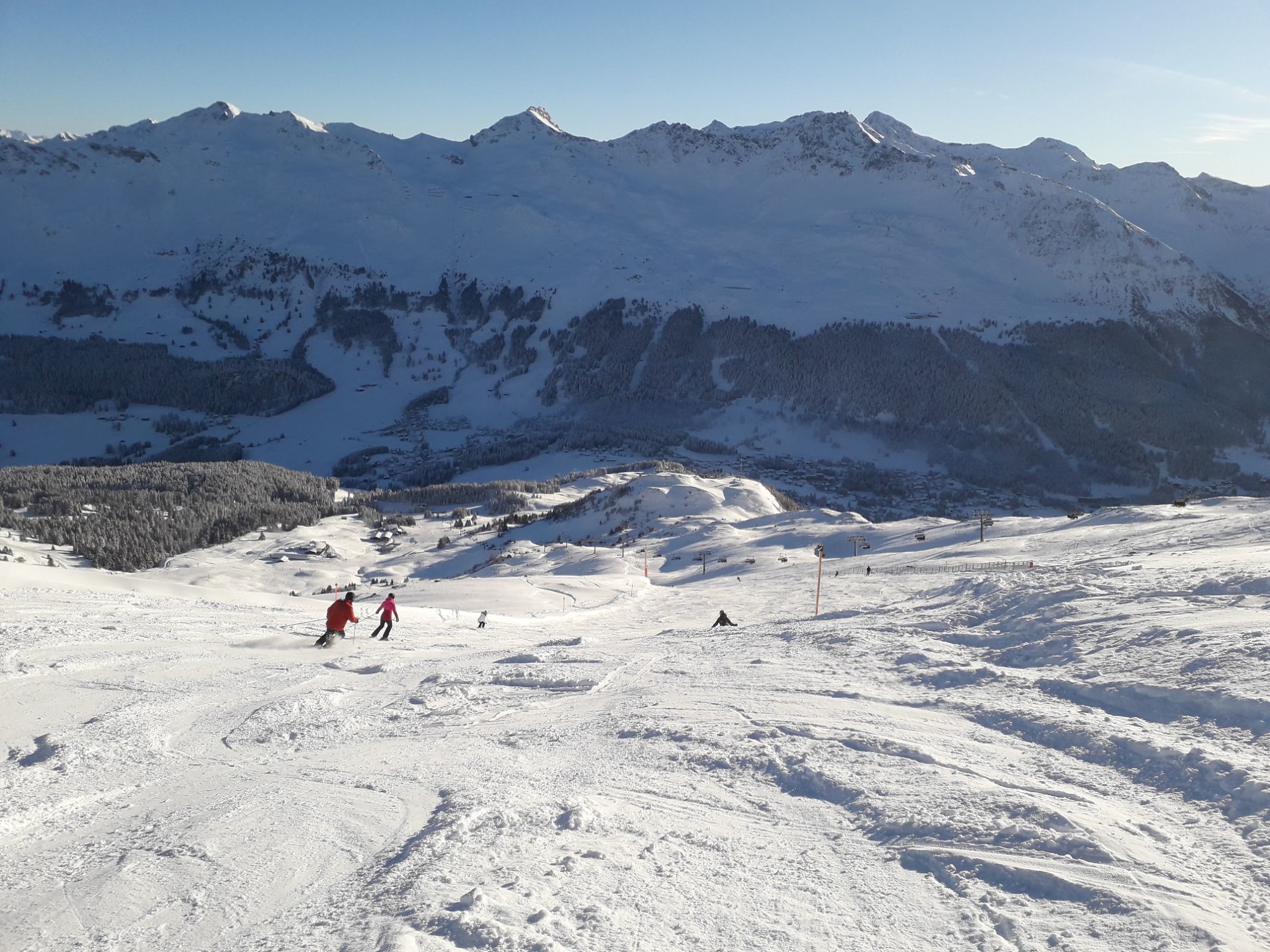 Piste 72, die Schwarze am Stätzerhorn. Überraschenderweise schon sehr breit. Allerdings - ebenfalls überraschenderweise - auch schon sehr zerfahren. Die Pisten wurden nach dem nächtlichen Schneefall offensichtlich nicht erneut präpariert. Der Schnee aber noch sehr leicht und weich, daher ohne jegliche Probleme zu fahren.