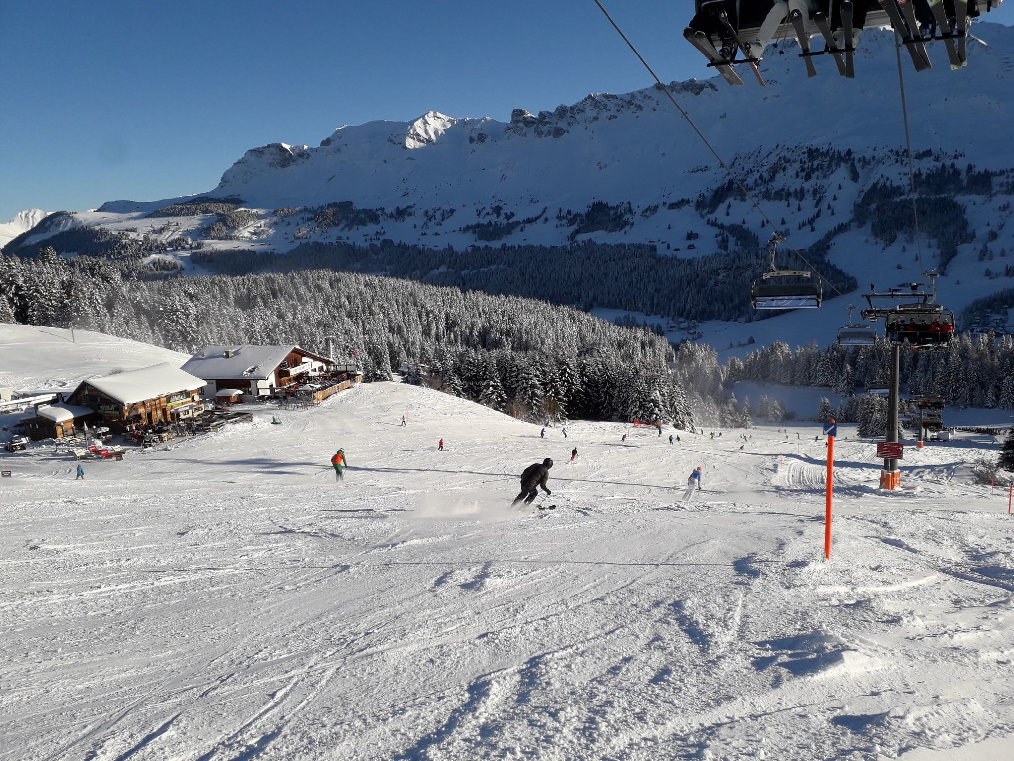 Im Bereich Alp Stätz. Von hier konnten wir den Wartebereich der KSB Stätzerhorn einsehen (auch auf dem Bild ersichtlich). Aufgrund der Schlange entschieden wir uns, bereits jetzt in Richtung Arosa aufzubrechen.