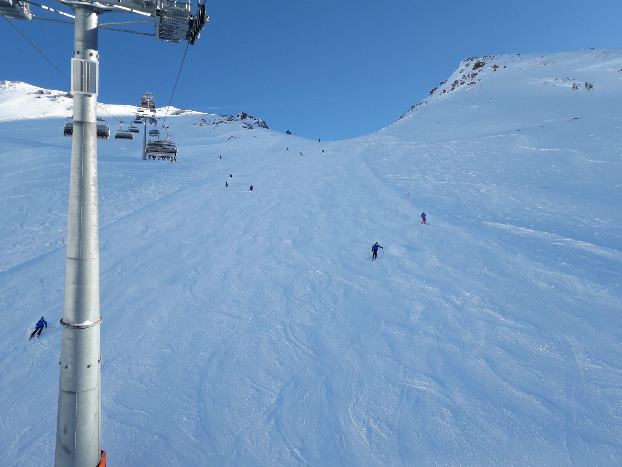 Piste 20. Auch um 10 Uhr schon gut zerfahren... Kein Wunder, die Sessel in der Verbindungsbahn waren komplett besetzt in Richtung Westseite.