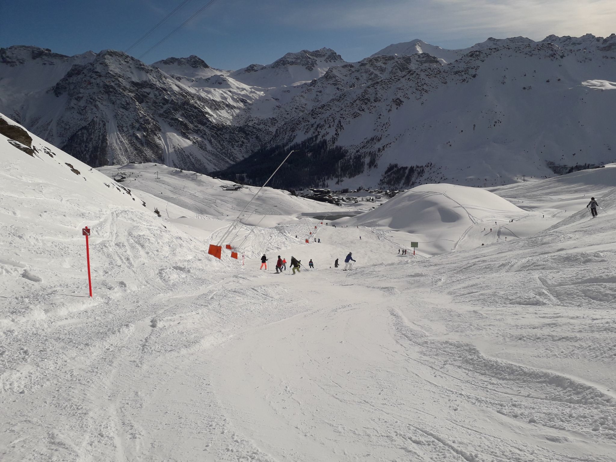 Piste 10. Nach dem Restaurant voll, die neue Bahn am Brüggerhorn schaufelt gut was hoch.