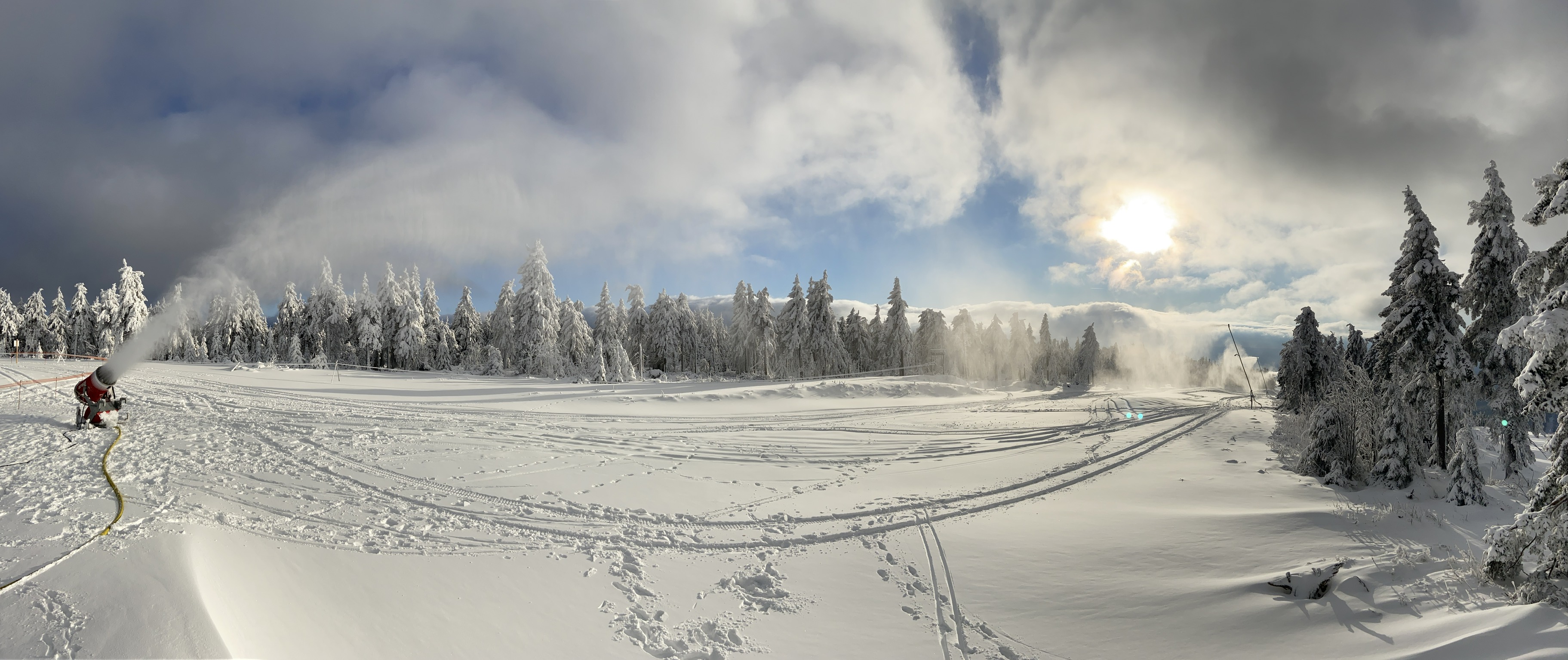 Beschneiung vor winterlicher Kulisse oben an der Jáchymovská
