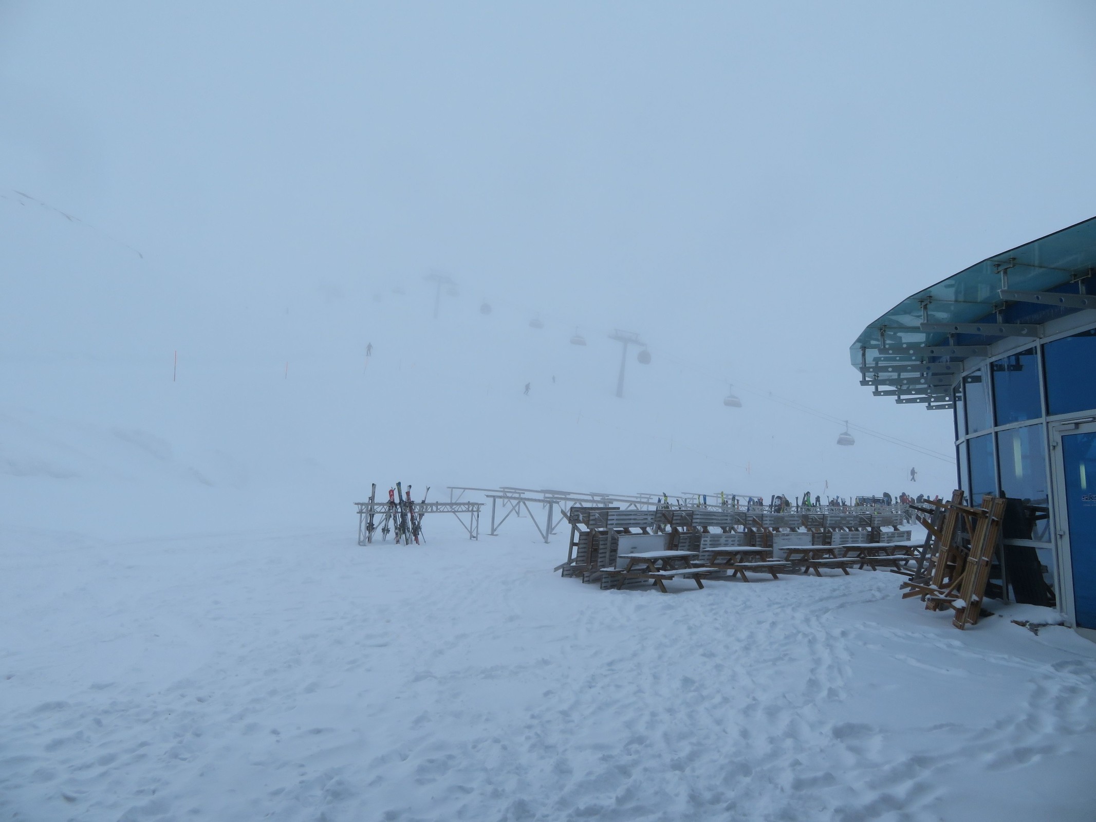 12.52 Uhr: Ausblick vom Alpincenter-Restaurant in Richtung Gletscherjet 3 / Alpincenterpiste (Nr. 1)