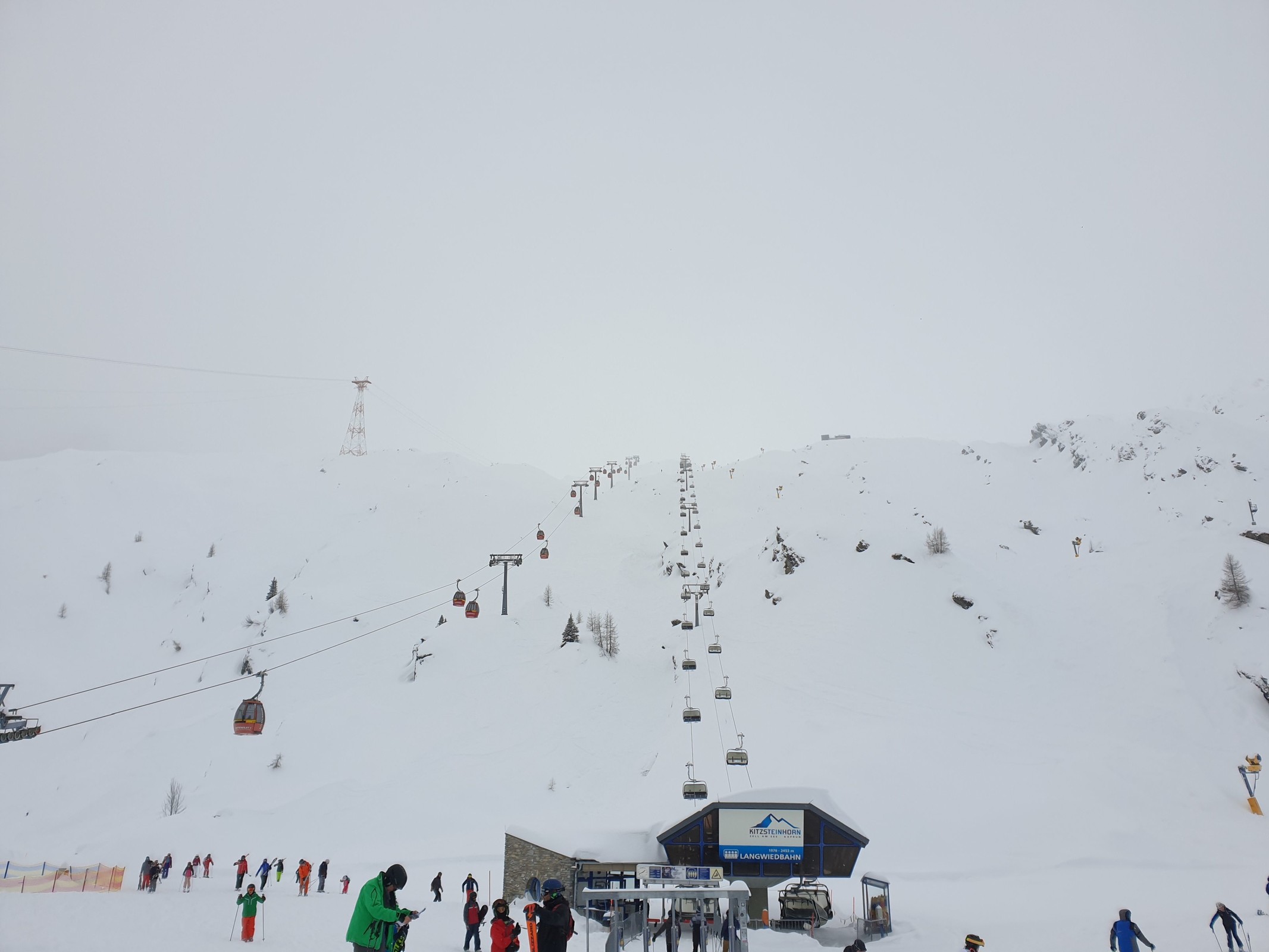 13.41 Uhr: Am Langwied. Zu sehen ist links der Gletscherjet 2 und mittig die Langwiedbahn.