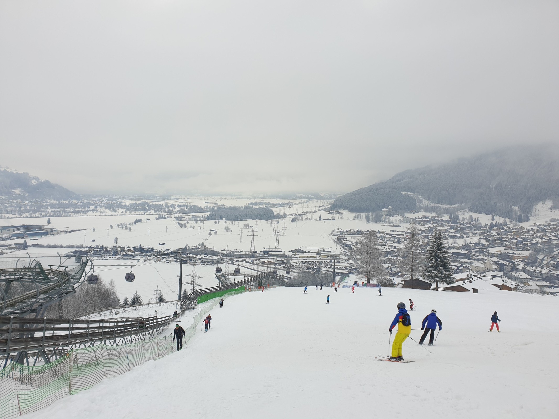 14.15 Uhr: Schaufelberg Abfahrt (Nr. 33) mit MK Maiskogelbahn. Mit weißem Salzachtal (700 m hoch) sieht die ganze Angelegenheit doch gleich viel netter aus - so schaut es wengistens ansatzweise nach Winter aus!