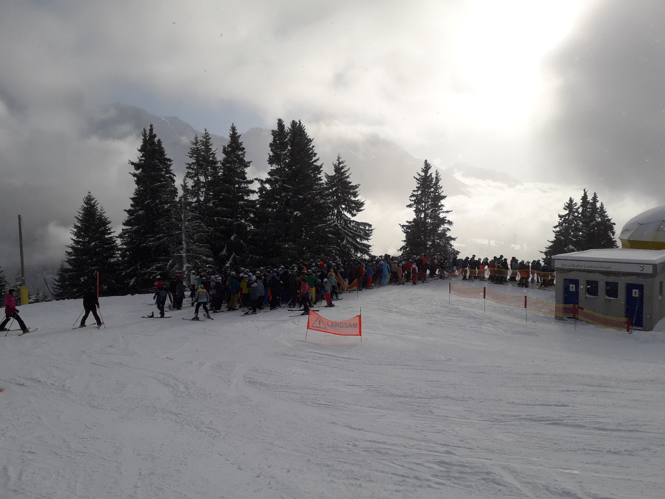 Talstation Cumacheals. Wartezeit circa 17 Minuten.