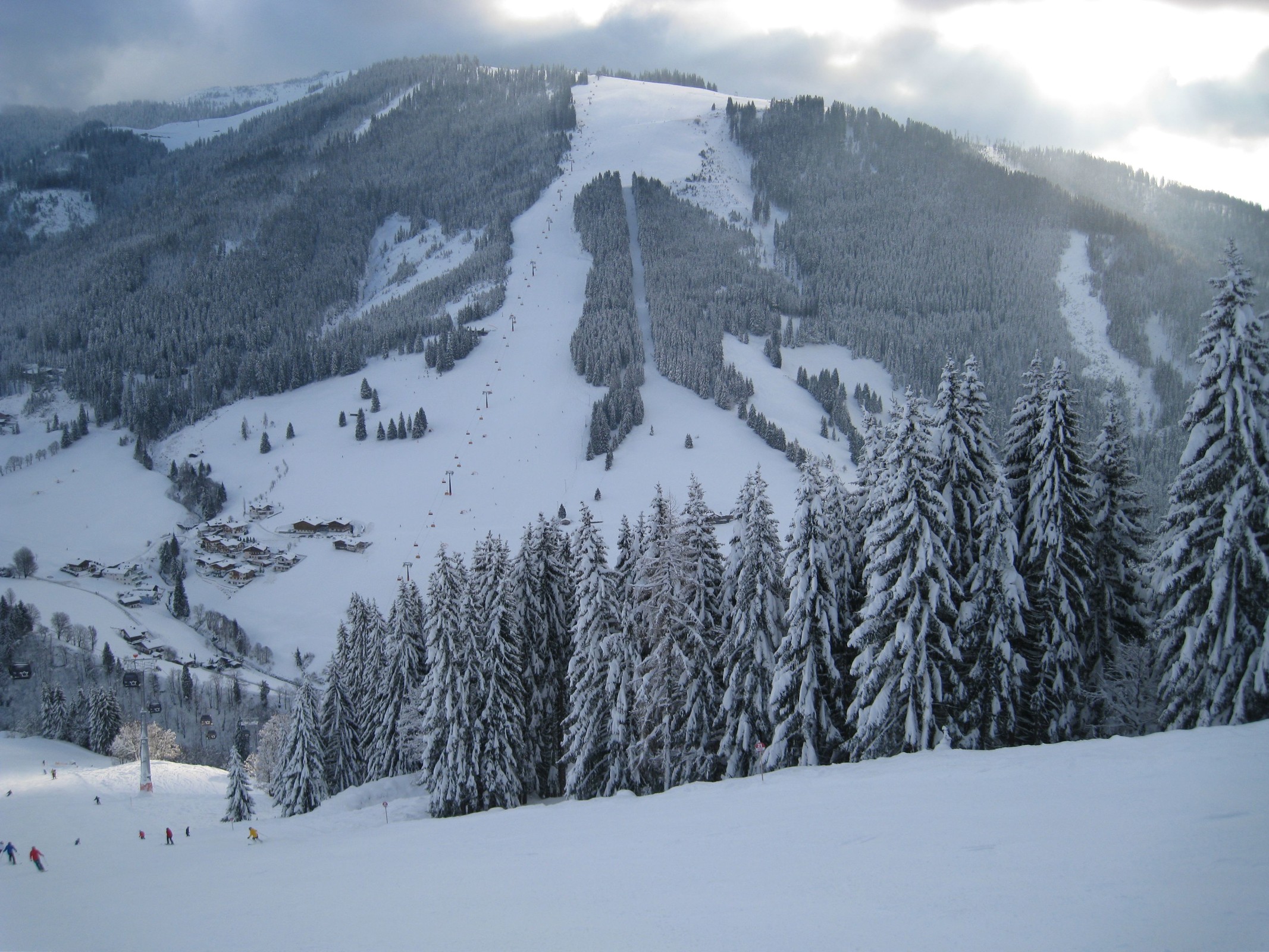 09.47 Uhr: Blick zur 6er-Sesselbahn Bürglalm mit Bürglalmabfahrt (Nr. 14)