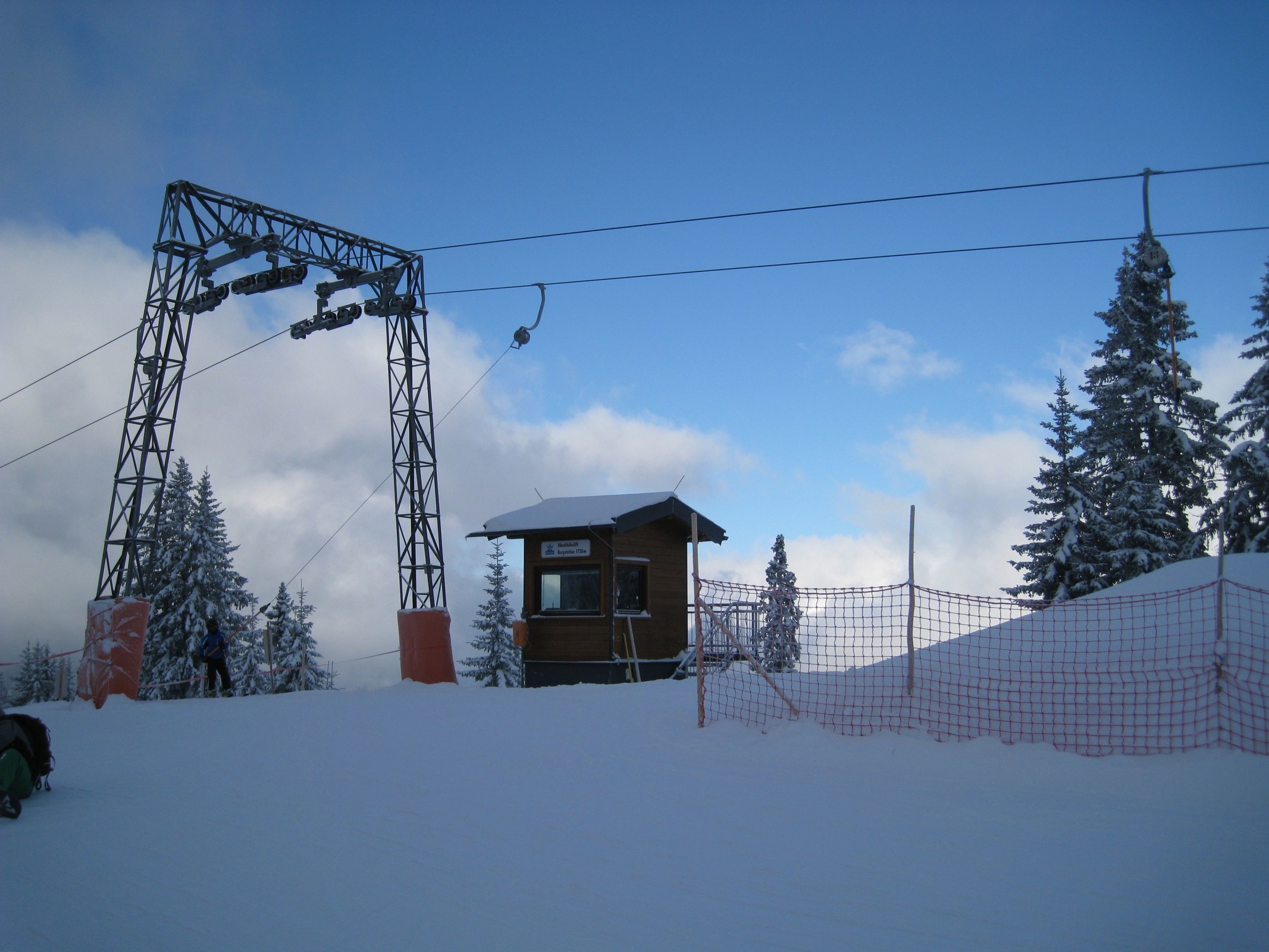 10.11 Uhr: Ausstieg und Bergstation des Portalmasten-SL Wastlhöhe