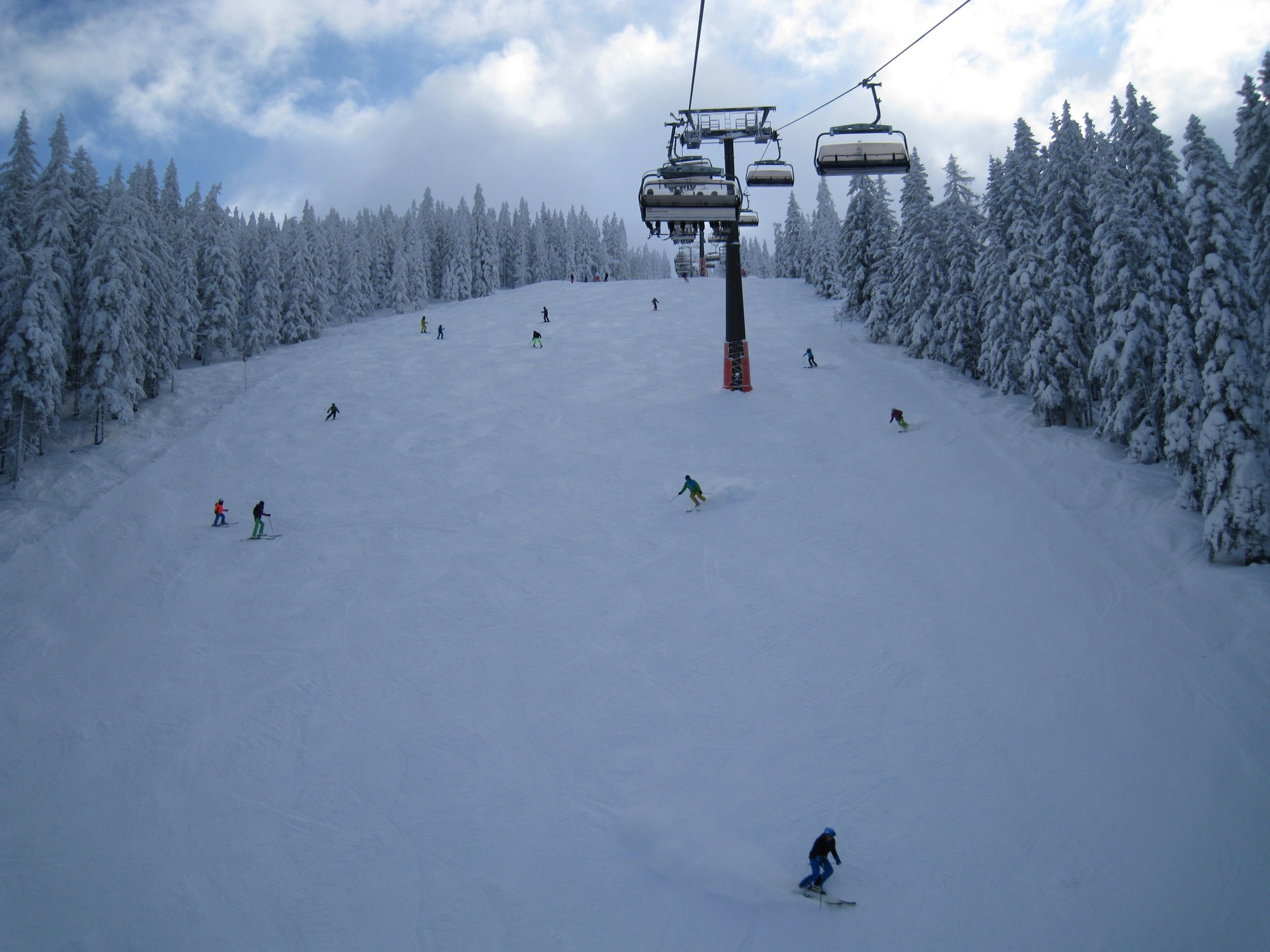 10.27 Uhr: In der 6er-Sesselbahn Dachegg mit der dazugehörigen Dacheggabfahrt (Nr. 11)