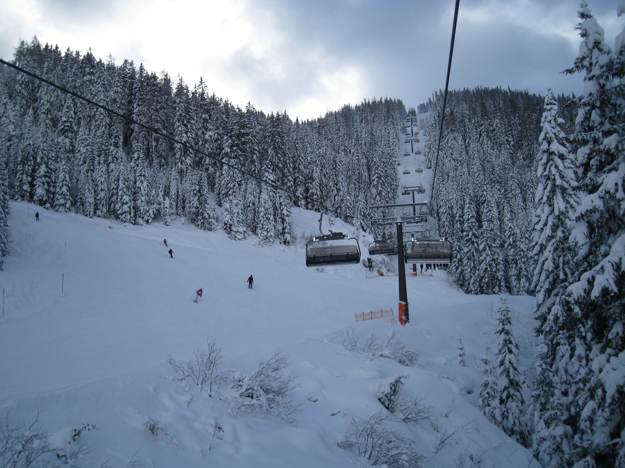 11.00 Uhr: In der 6er-Sesselbahn Fellersbach mit Schneebergabfahrt (Nr. 1 blau)