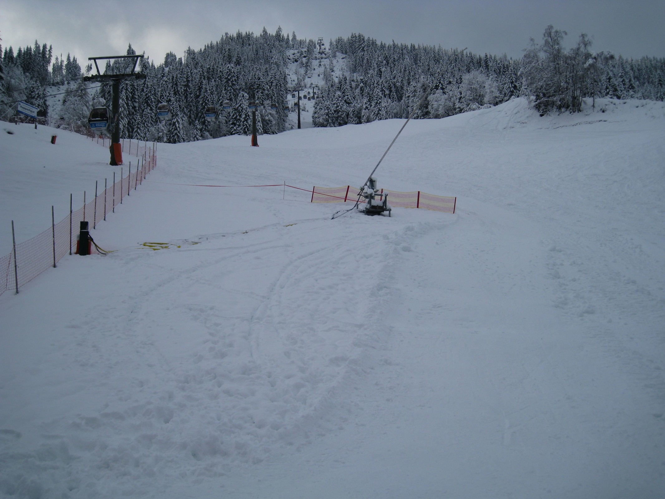 12.30 Uhr: Schlussstück der noch geschlossenen schwarzen Ostabfahrt (Nr. 1 schwarz). Dürfte bald aufgehen - sah nicht so aus, als ob noch viel Schnee fehlen würde für eine Öffnung.