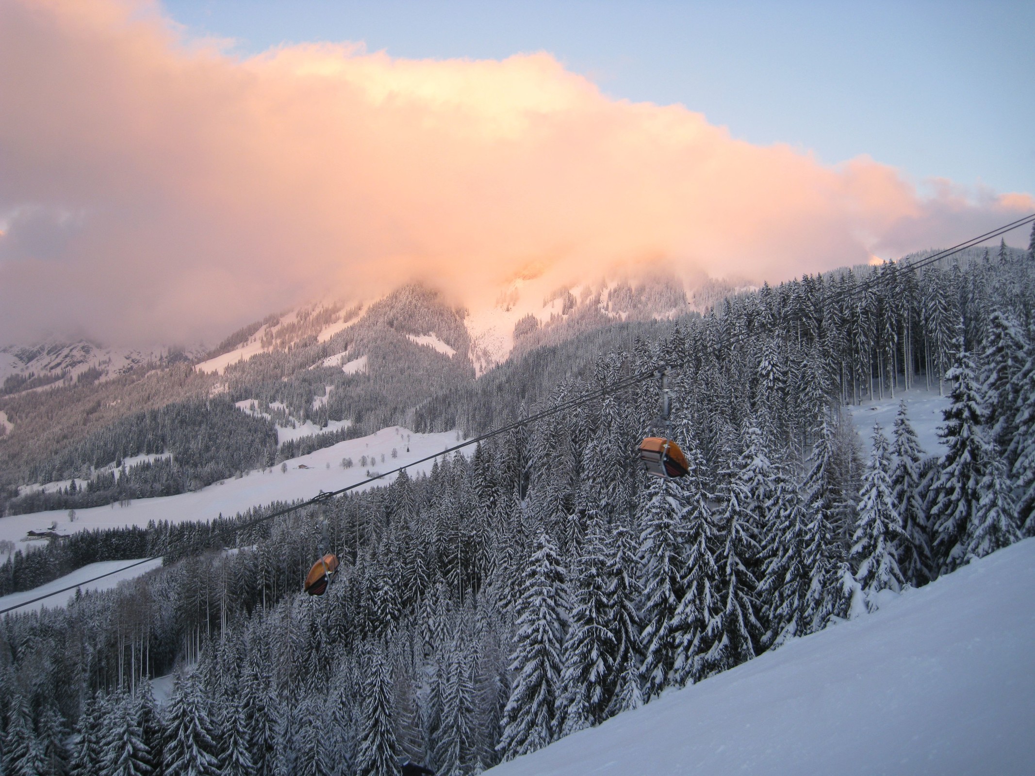 16.09 Uhr: Interessante Wolken von der Hochmaisabfahrt (Nr. 30) aus fotografiert