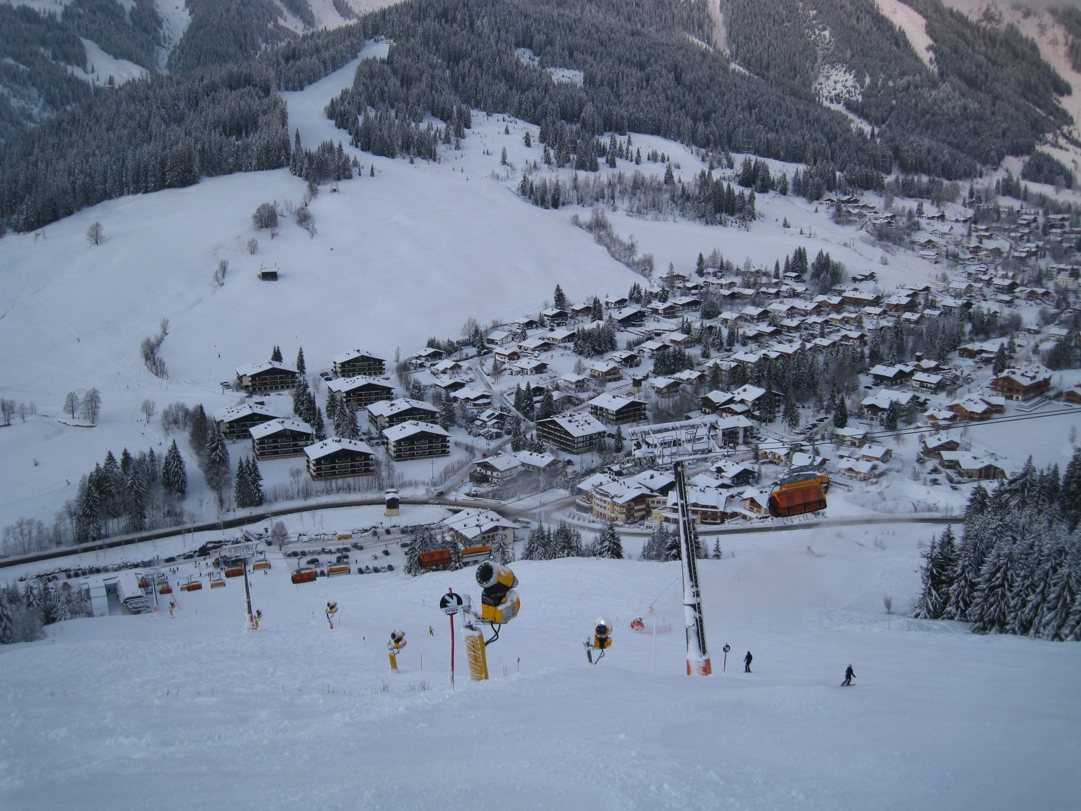 16.09 Uhr: Blick nach Hinterthal, 6er-Sesselbahn Hochmais und schwarze Hochmaisabfahrt (Nr. 30)