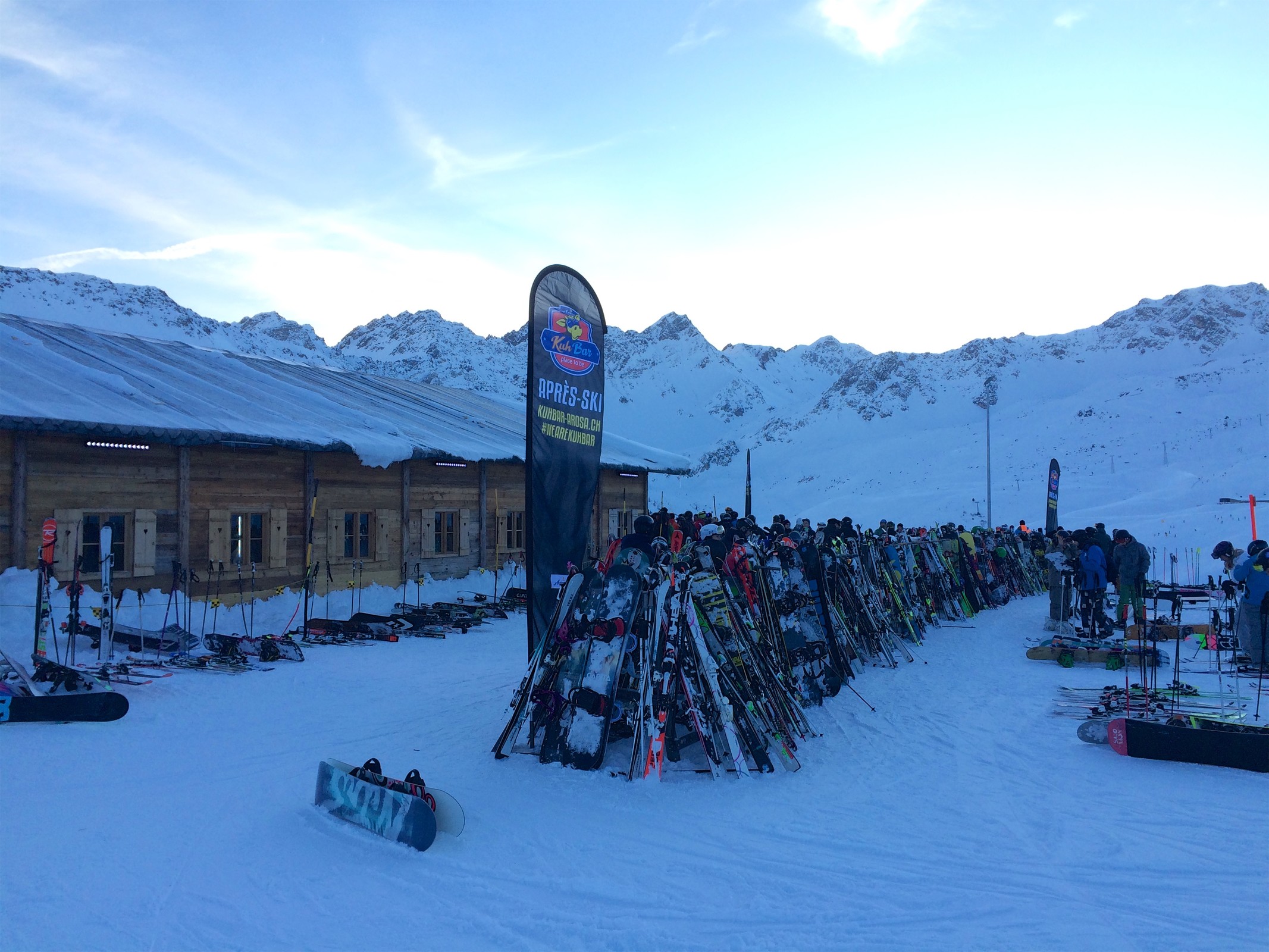 Der Après-Ski Tempel „Kuh Bar“ bei der Tschuggenhütte war am späten Nachmittag dermassen voll, sodass wir gar nicht erst den Versuch gestartet haben, dort mal wieder die Nase reinzustrecken.