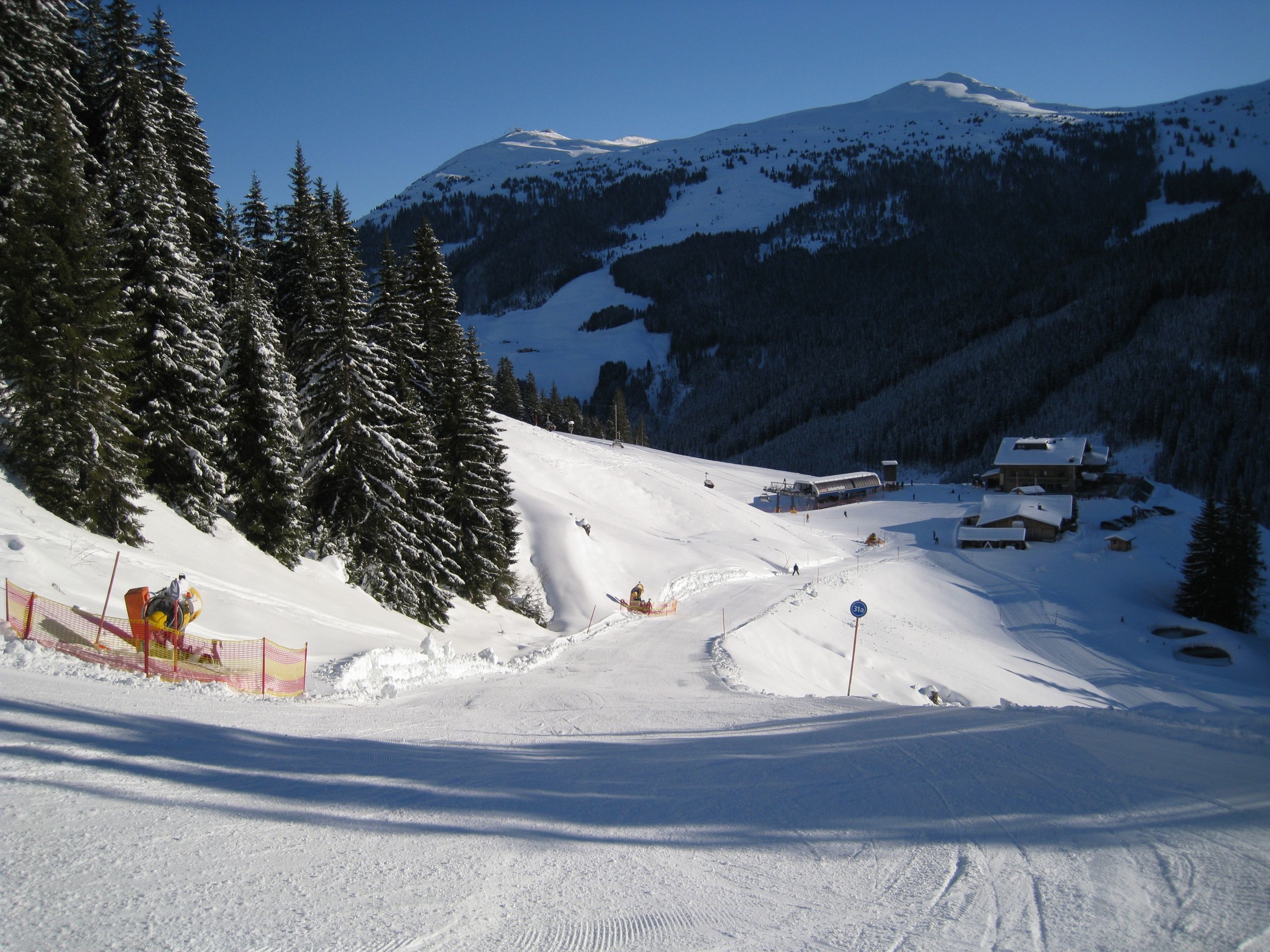 09.42 Uhr: Nachdem wir mit der neuen 12er Kogelbahn hochgefahren sind, fuhren wir über die blaue Piste 31a zum B5 Zehner 6er - Blick talwärts