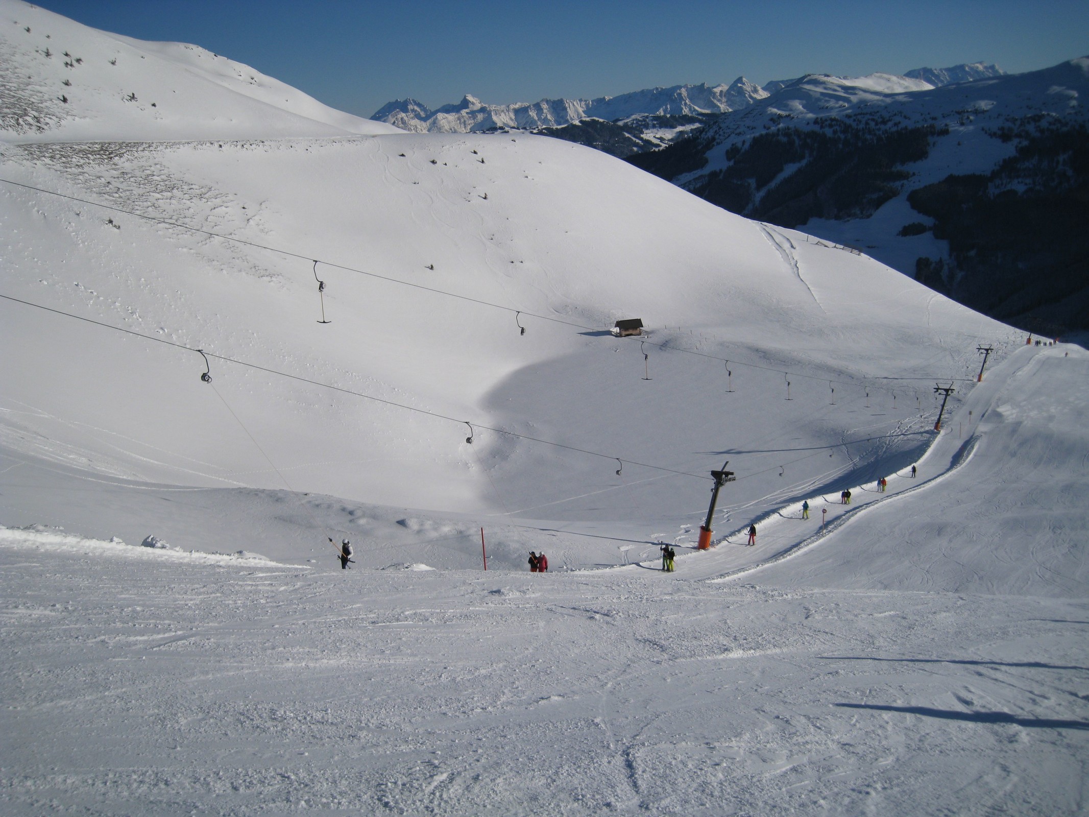 10.07 Uhr: Am B6 Seekarlift an seinem zweiten Betriebstag in dieser Saison mit roter Piste 34. Als wir zur Talstation von diesem kamen roch es stark nach Ampere. Als wir diesen nach zwei Fahrten verließen, stand er 2 - 3 Minuten. Der Liftbedienstete war auch im Maschinenraum. Kommt das öfter vor, dass es bei der Talstation nach Ampere riecht?