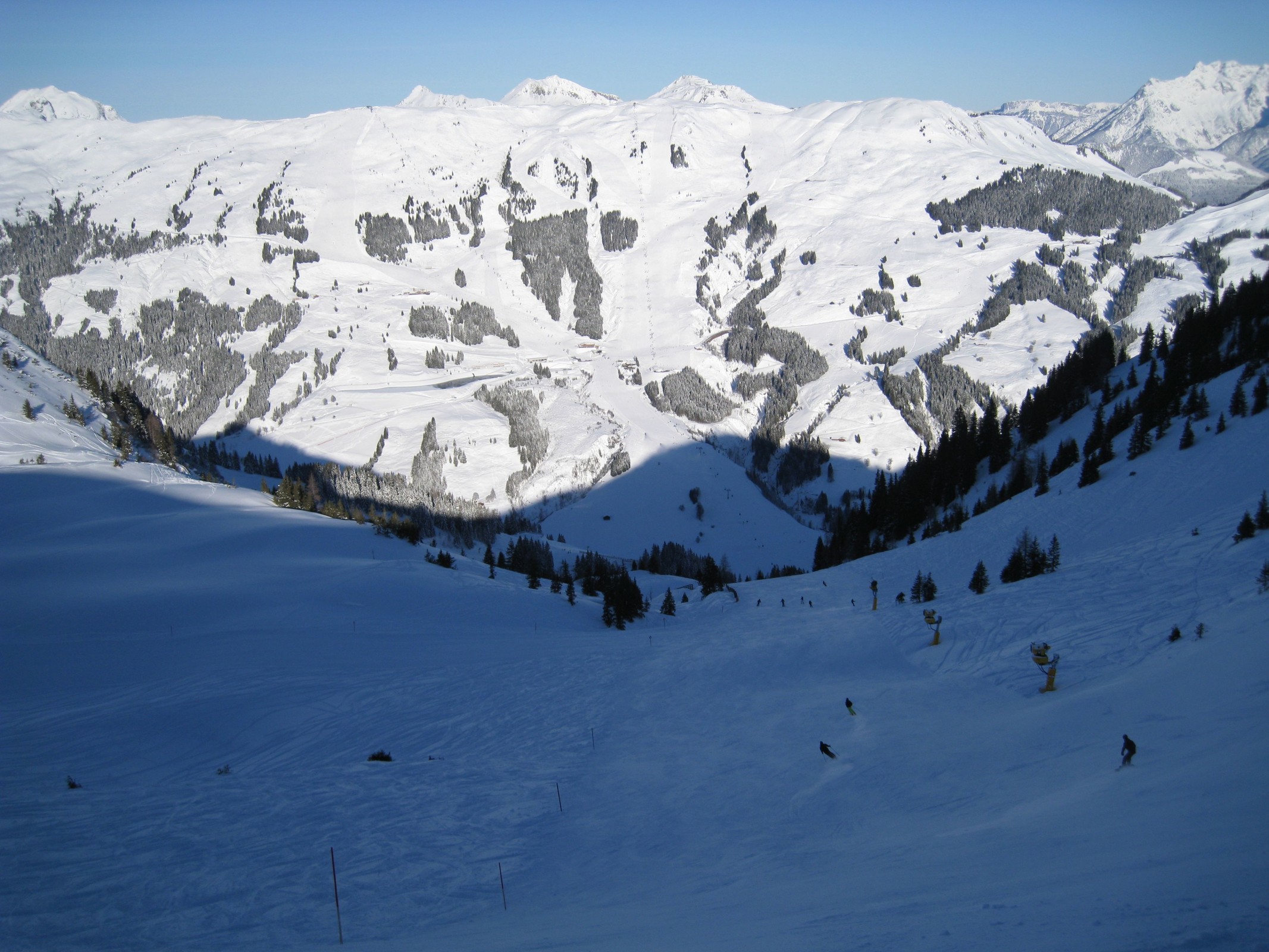 10.43 Uhr: Beginn der roten Piste 40 zur B4 Zwölfer-Nordbahn. Diese war teilweise mit Absätzen präpariert, sehr hart, eisig und teilweise extrem knollig. Zudem liefen im unteren Bereich die Schneekanonen. An einer Engstelle, an der es besonders eisig war, stürzten viele. Auch wenn ich mich als guten Skifahrer betrachte, würde ich diese Piste eher schwarz als rot einstufen.