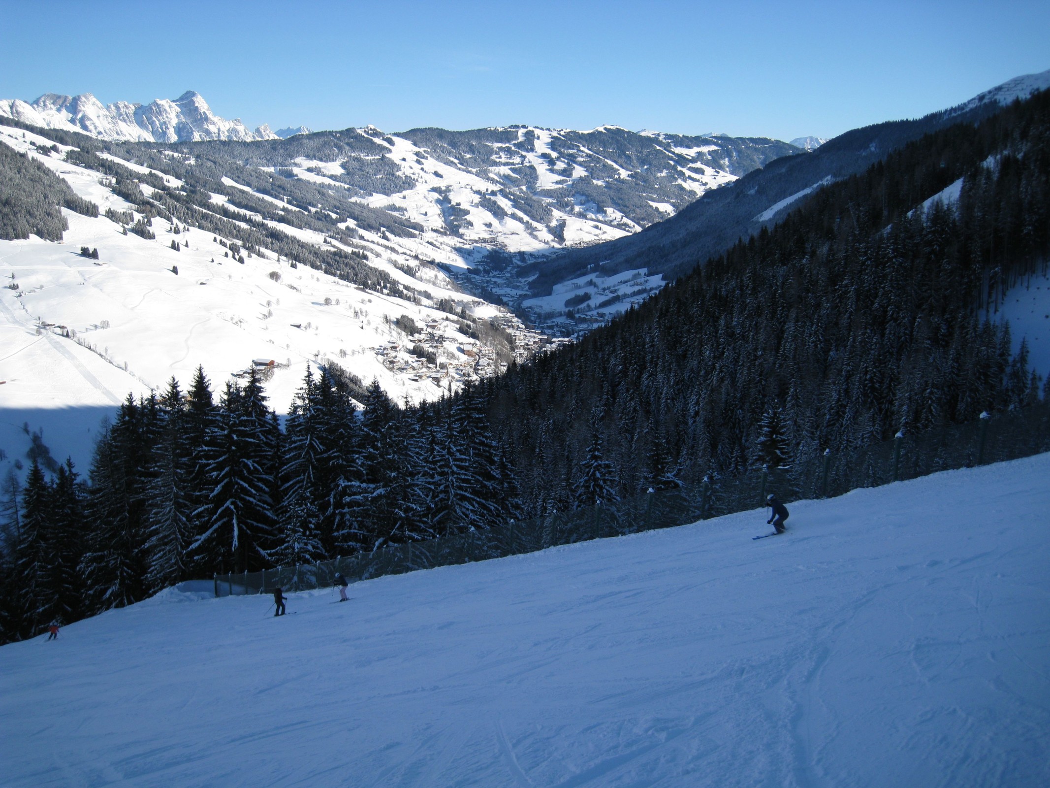 10.53 Uhr: Blick von der roten Piste 40 ins Glemmtal bzw. Richtung Kohlmais-Bereich