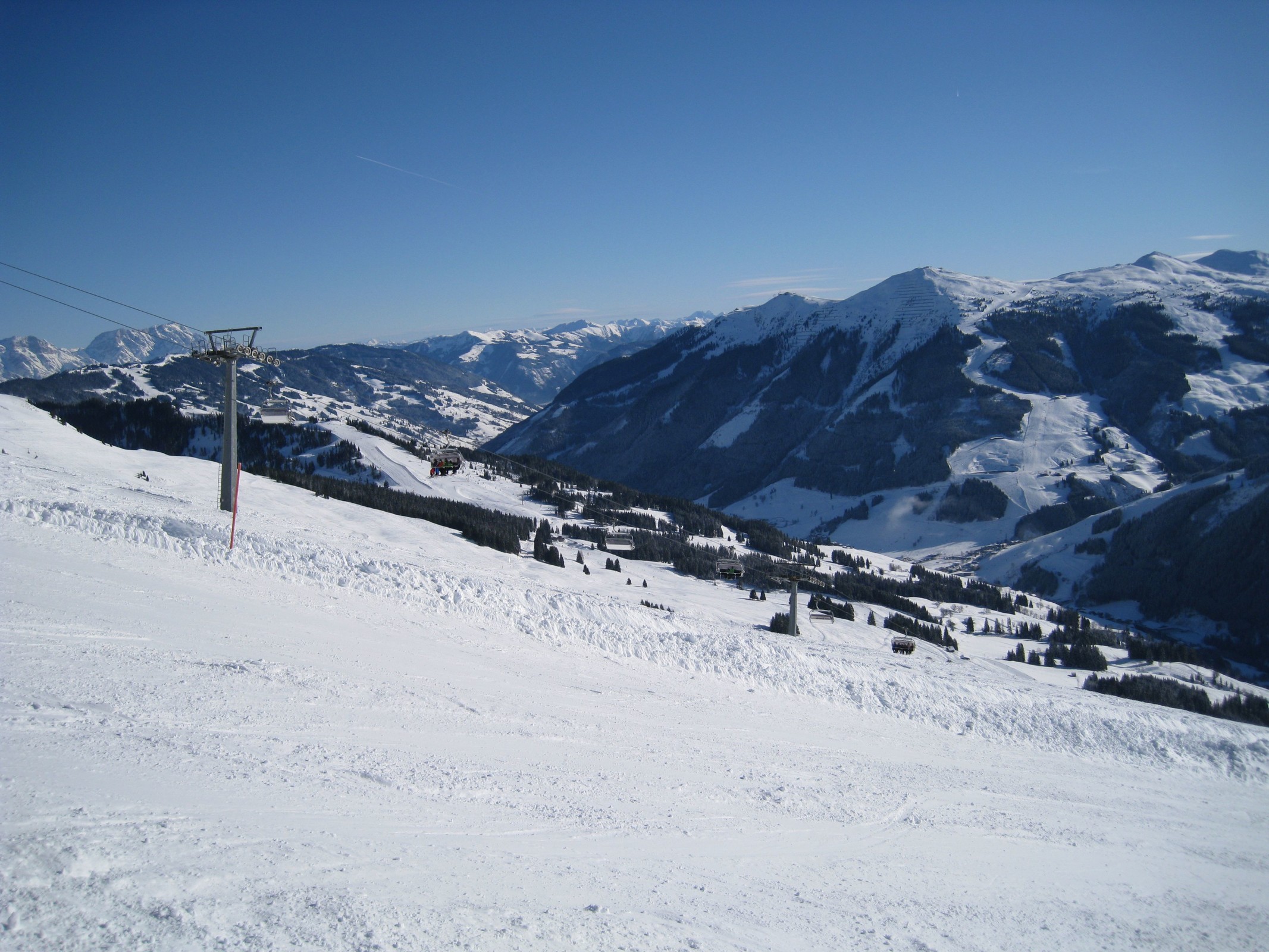 11.35 Uhr: Zu sehen ist der C2 Spieleck 6er vor dem Glemmtal und dem Schattberg West und Ost.