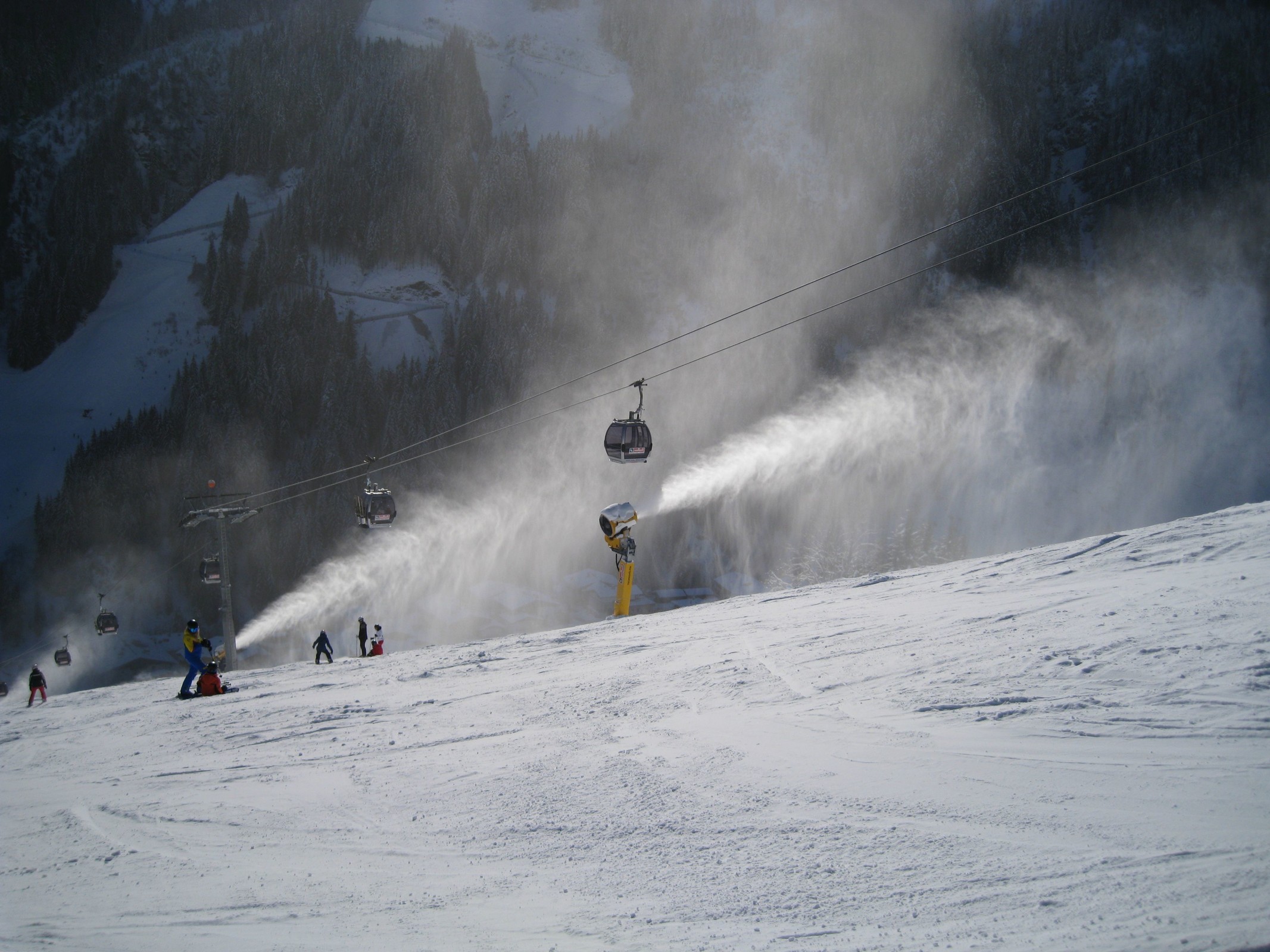 11.47 Uhr: Laufende Beschneiung an der C1 Hochalmbahn auf der blauen Piste 50a