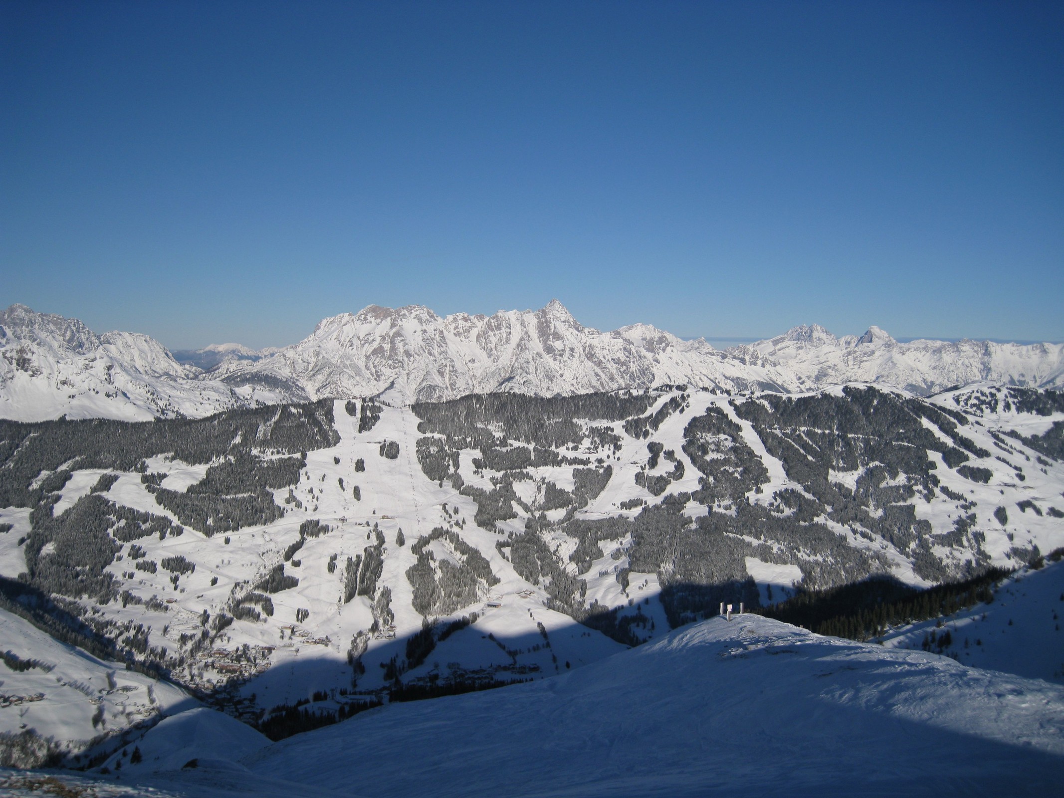 14.14 Uhr: Kohlmais-Bereich und im Hintergrund die Leoganger Steinberge - vom Schattberg Westgipfel aus aufgenommen