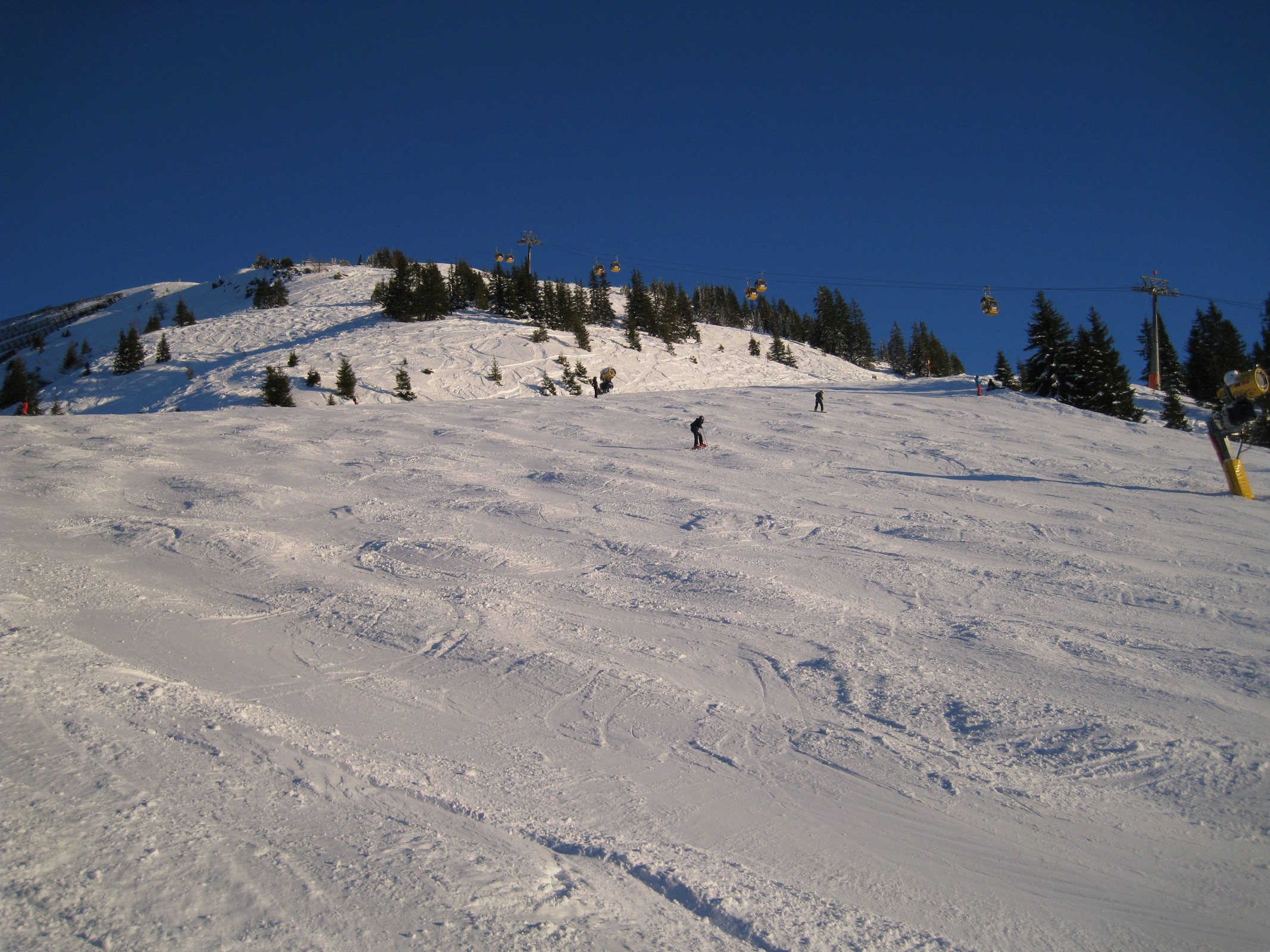 15.44 Uhr: Rote Piste 8 an der A4 Westgipfelbahn - Blick bergwärts
