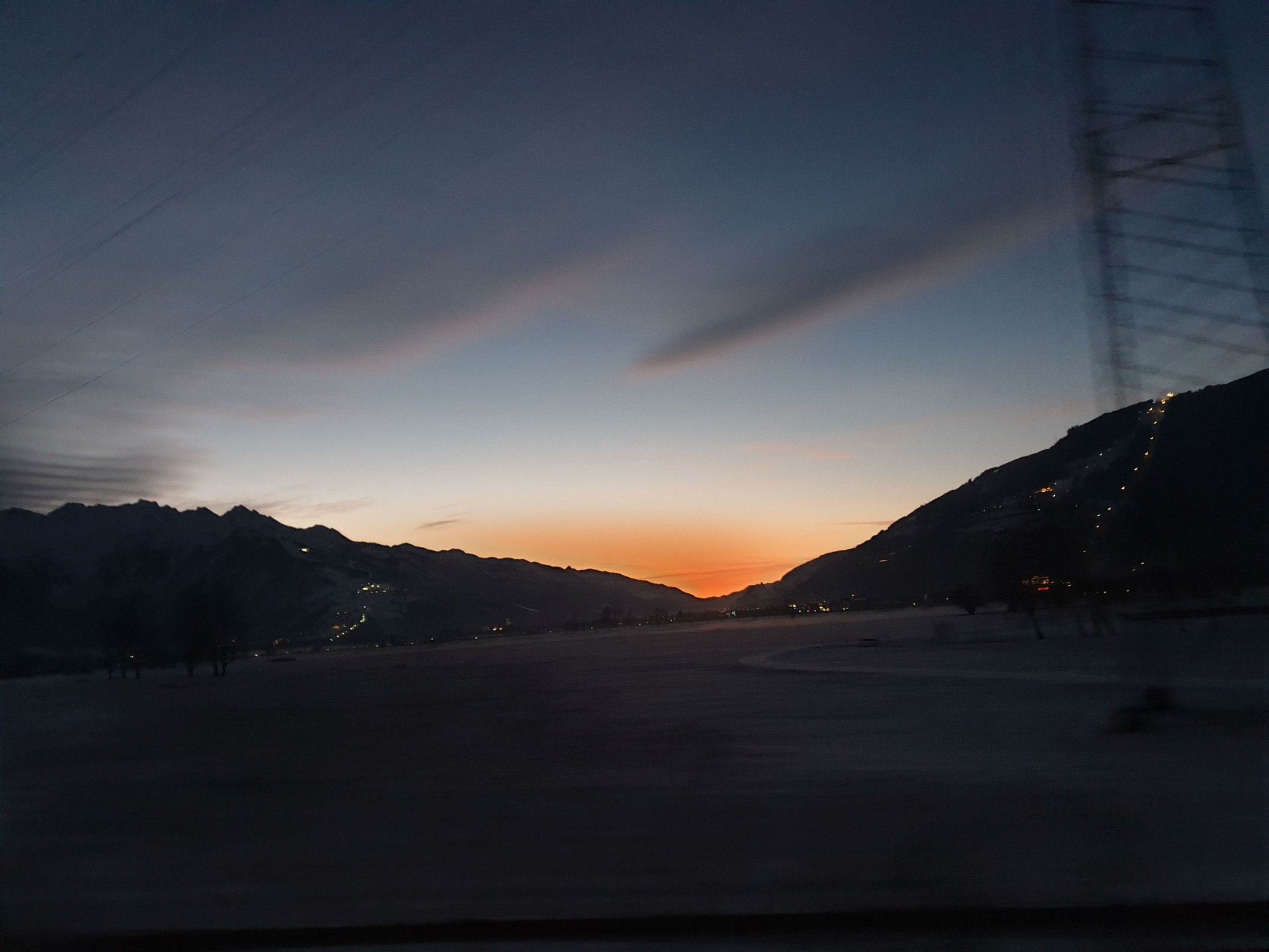 17.05 Uhr: Abendrot im Salzachtal. Die Lichterkette am rechten Bildrand stammt vom areitXpress