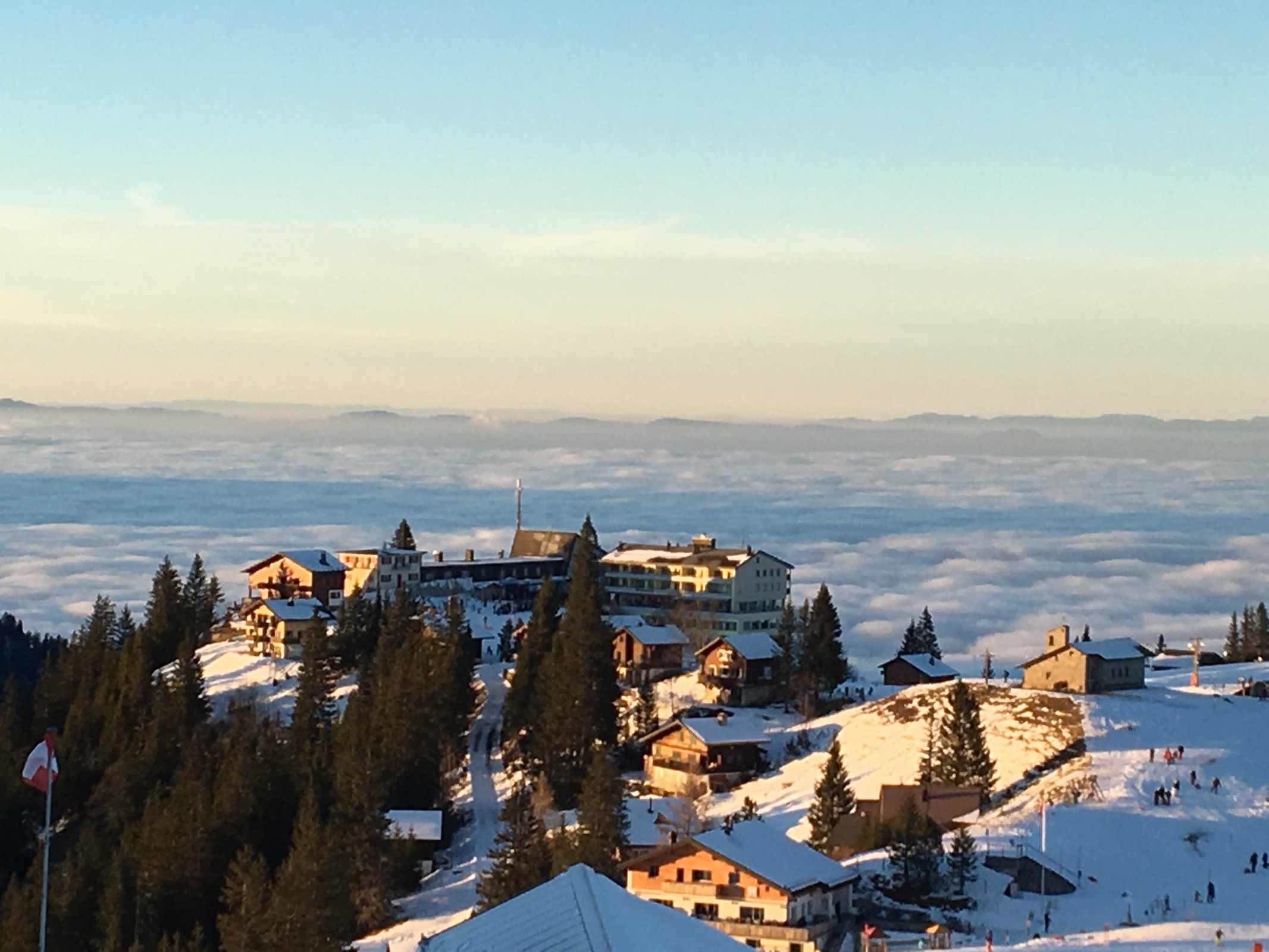 Ist leider nur Handykamera, aber mann kann die Menschenmassen beim Wartebereich schon jetzt kurz vor 4 Uhr erahnen.