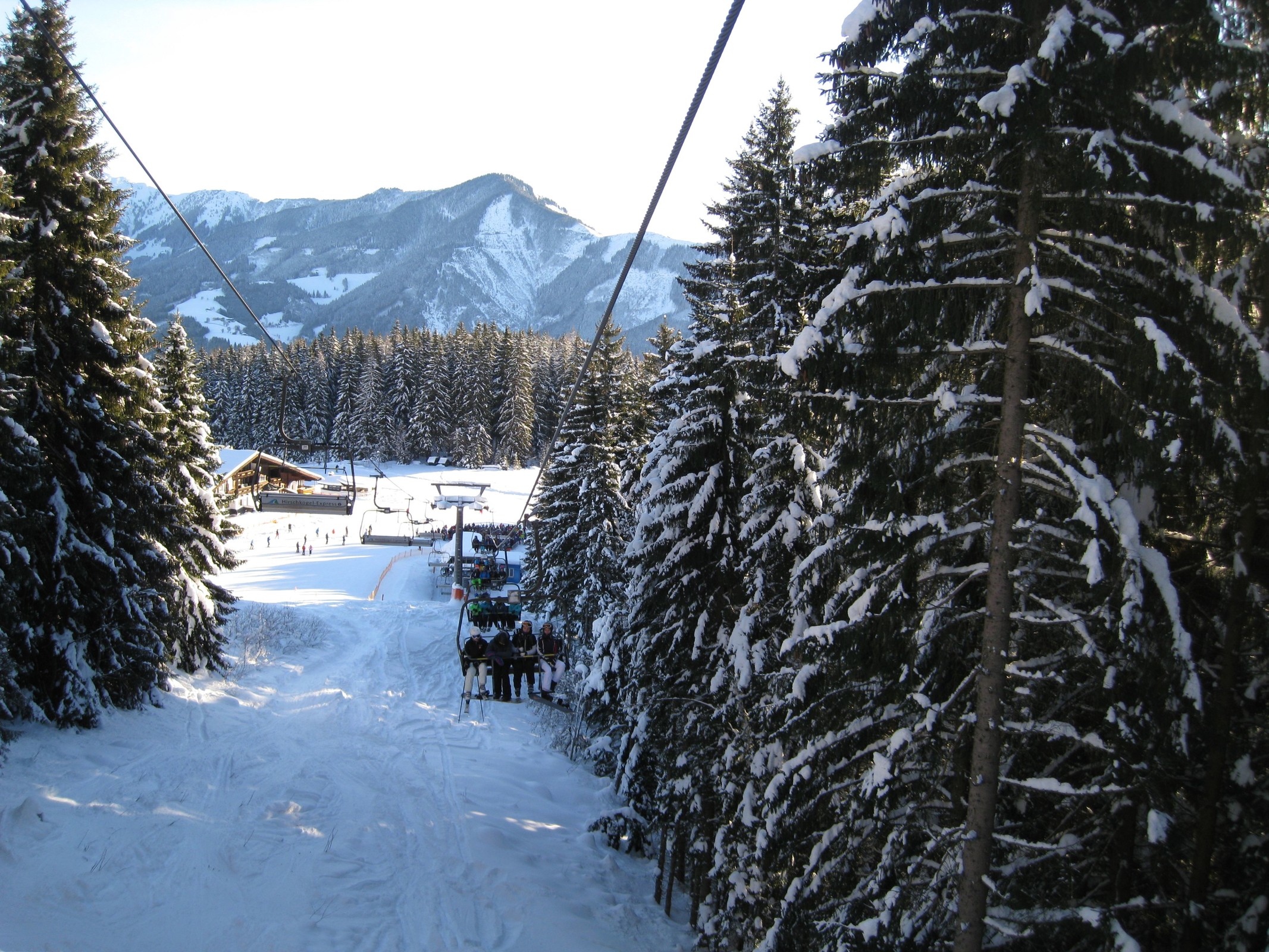 09.20 Uhr: Im Hirschkogel-Express - wer genau hinguckt kann die schon sehr große Warteschlange sehen. Diese wurde aber größtenteils auch durch technische Probleme mit dem Lift verursacht. Gerade als wir uns in die Warteschlange gestellt hatten, lief der Lift für ca. 3 min nicht. Dann ist er rückwärts gefahren (ca. 30 m). Der Lift ist immer wieder angefahren und gestoppt, außerdem gingen min. zehn Sessel hintereinander leer hoch, weil keiner mehr einsteigen durfte. Ich hatte schon die Befürchtung, dass er auf dem Notantrieb leer gefahren wird / werden muss. Nach weiteren 5 min lief er dann wieder durchgängig, aber deutlich langsamer als sonst. Den ganzen Tag lief er dann nicht mehr die übliche Höchstgeschwindigkeit, die er eigentlich immer fährt.