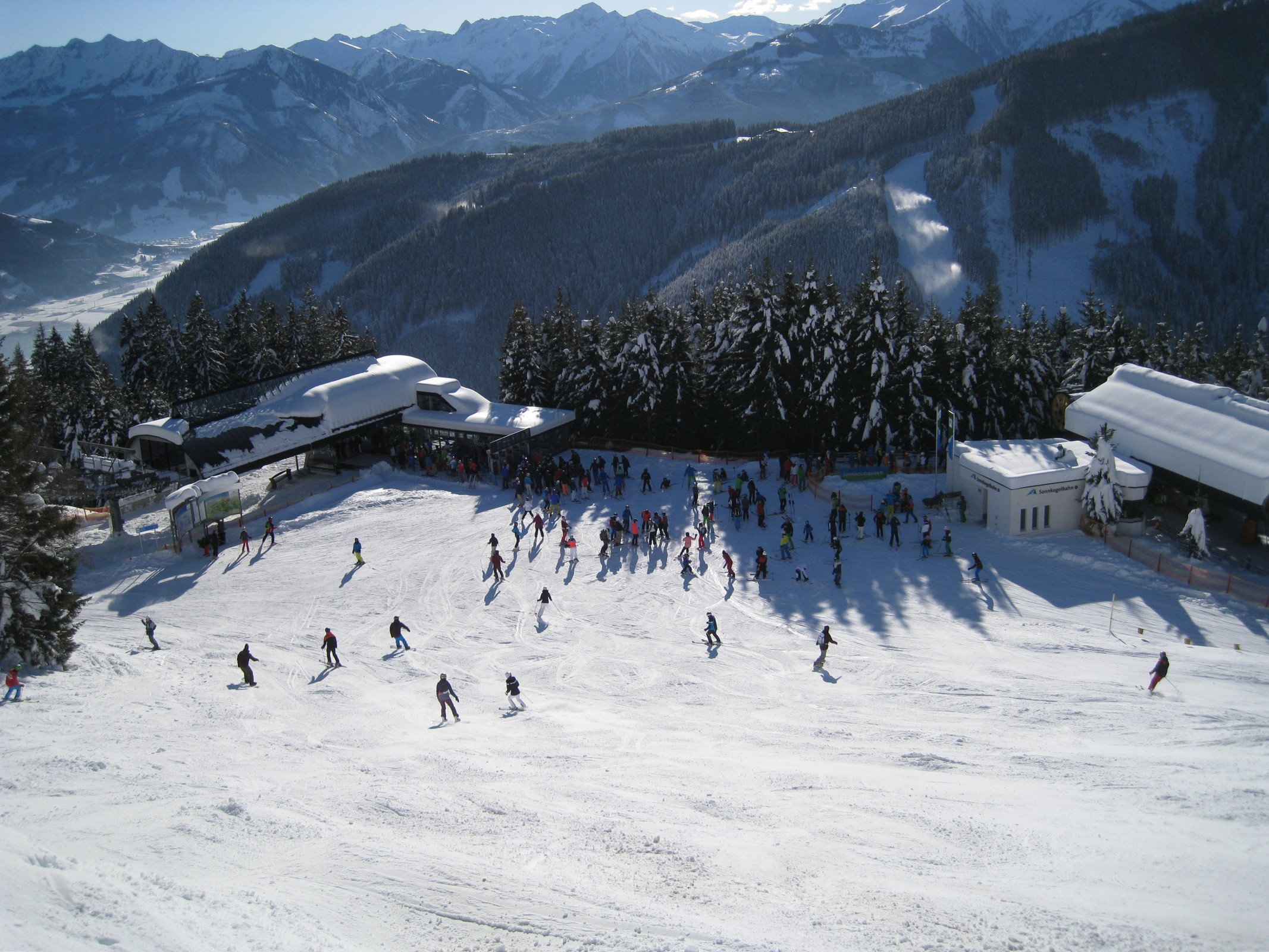 10.59 Uhr: Links die Talstation der Hochmaisbahn, rechts die der Sonnkogelbahn. Dass hier überhaupt Warteschlangen sind, ist schon ungewöhnlich. Aber dass sie so "groß" sind, ist nochmal ungewöhnlicher und kommt so nur an absoulten Spitzentagen vor.