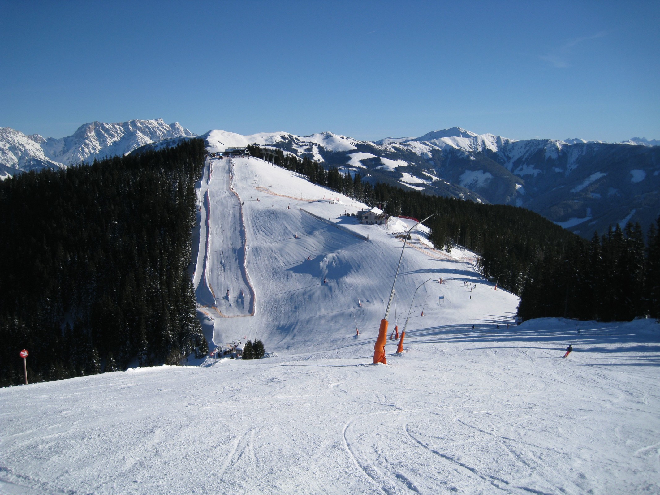 11.10 Uhr: Blick vom Sonnkogel zum Schmiedhoflift, zur Bergstation Hochmaisbahn, zur Schmiedhofalm und zur roten Schmiedhofpiste (Nr. 18)