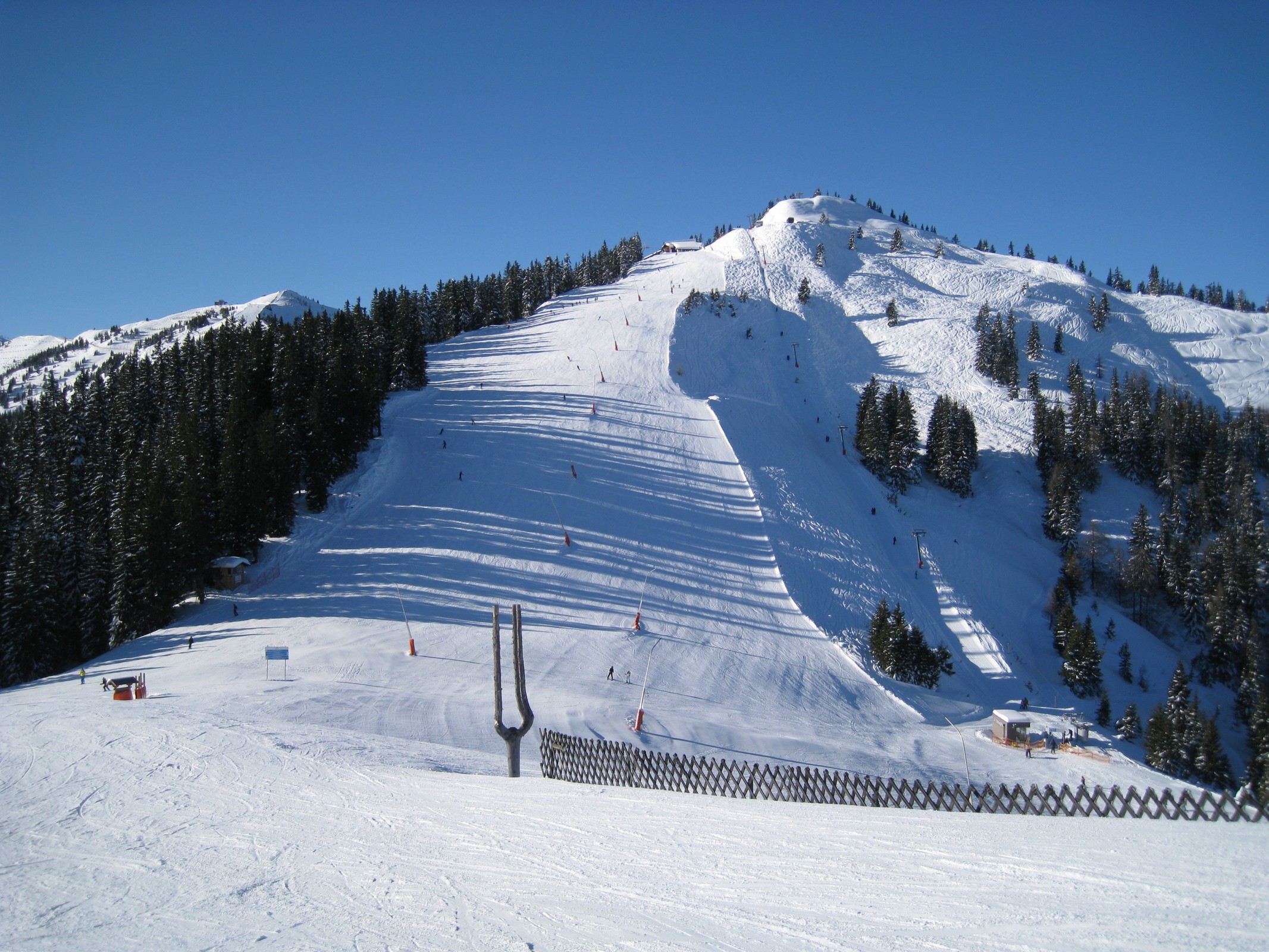 12.04 Uhr: Blick von der roten Schmiedhofpiste (Nr. 18) zur roten Osthangpiste (Nr. 17) und zum Osthanglift