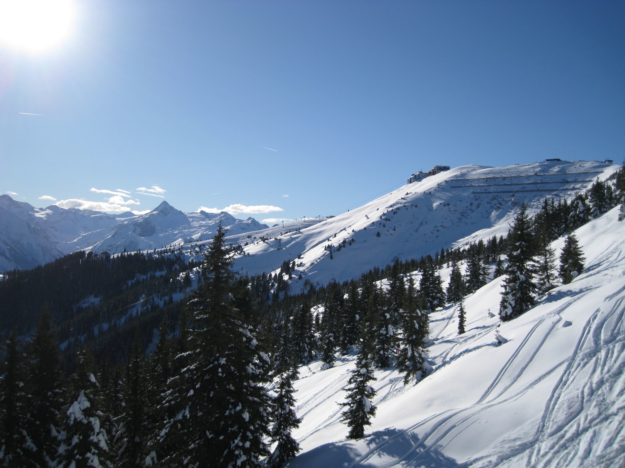 12.23 Uhr: Blick aus ebendieser zum Kitzsteinhorn (3.203 m; links) und zur Schmittenhöhe (1.965 m; rechts)