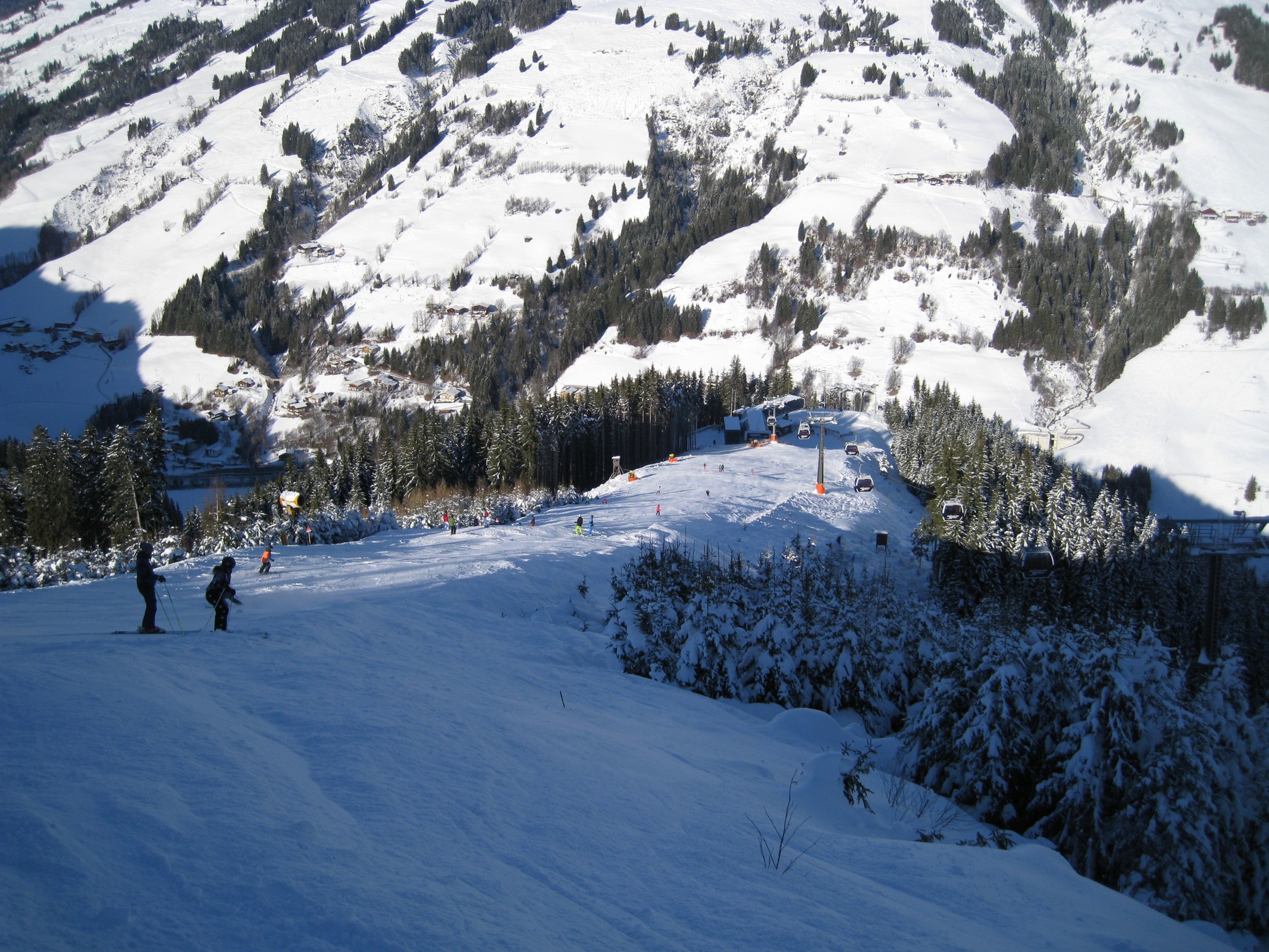 12.39 Uhr: Blick auf das letzte Stück der Tannwaldabfahrt (Nr. 21) und den zellamseeXpress