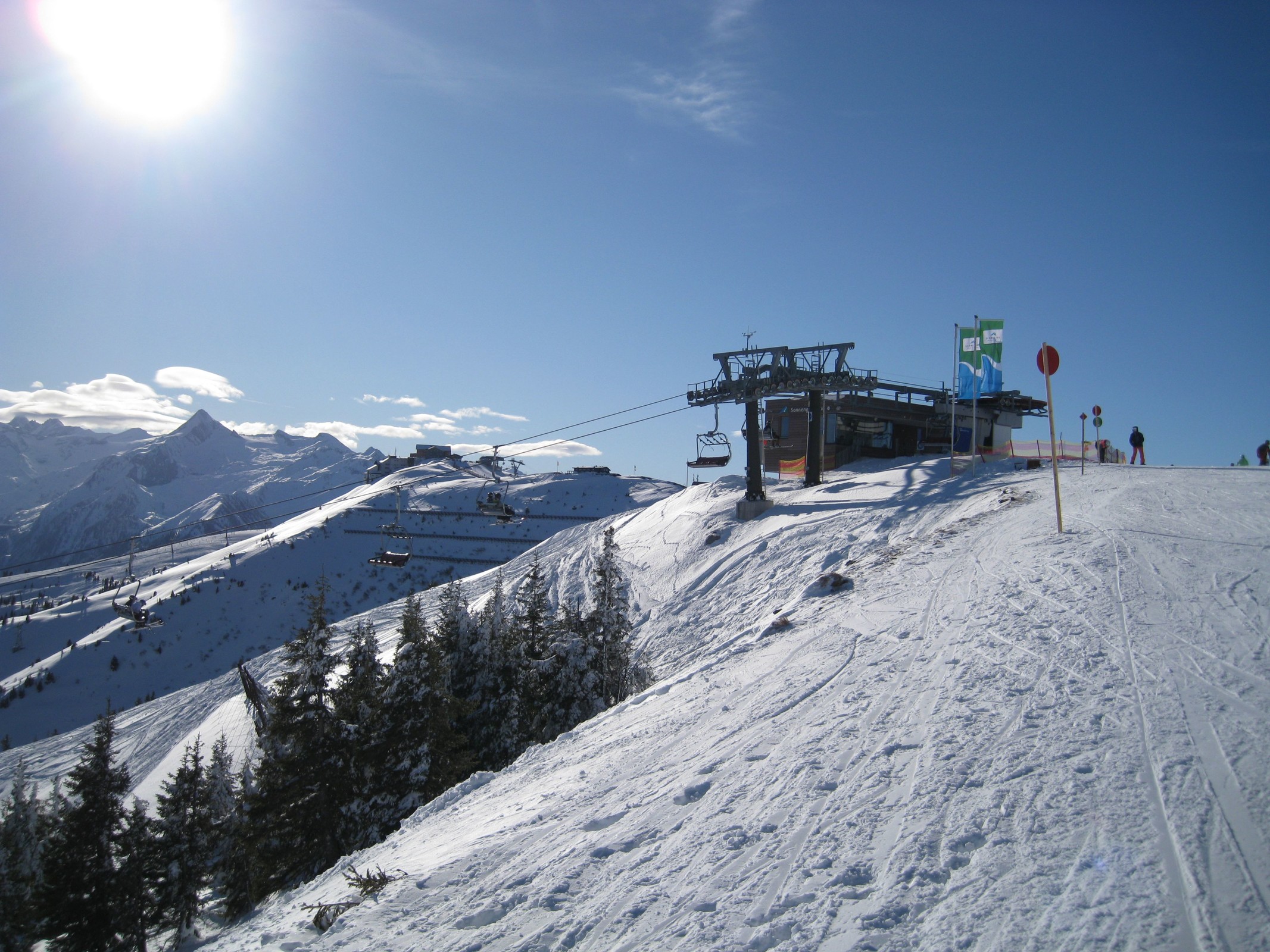 12.56 Uhr: Bergstation der Sonnengratbahn vor dem Kitzsteinhorn (3.203 m; links im Hintergrund)