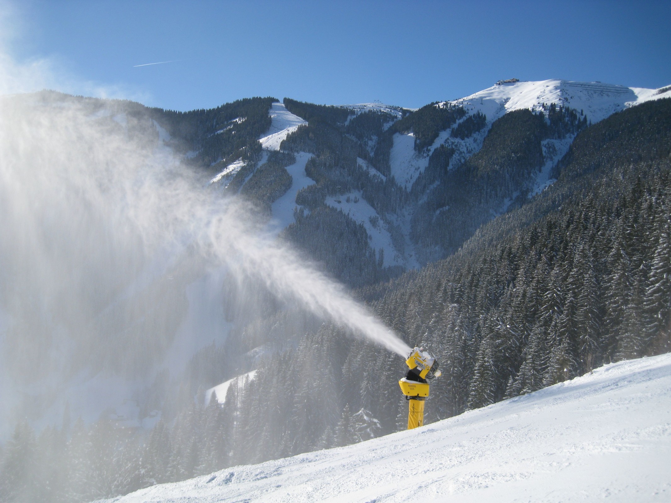 13.11 Uhr: Auf der Südabfahrt (Nr. 20) mit laufender Schneekanone T40 von Technoalpin vor der Schmittenhöhe (1.965 m; rechts)